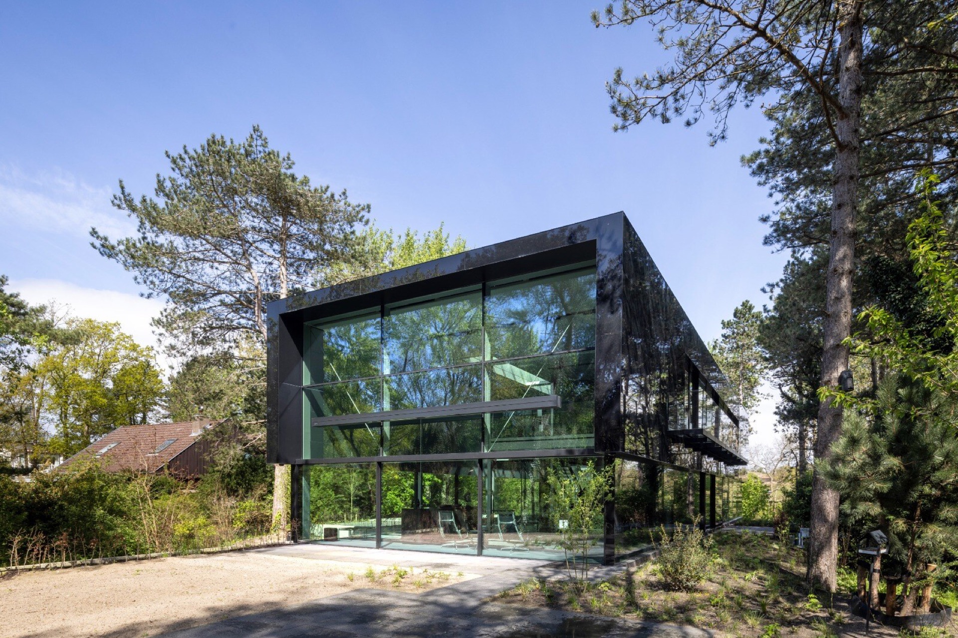 ascenseur privatif intégré dans une maison vitrée: vue latérale d’une façade moderne en verre avec cadres de fenêtres foncés, Luxury, Design, Exclusive, Modern, Custom Made, Special, Beautiful
