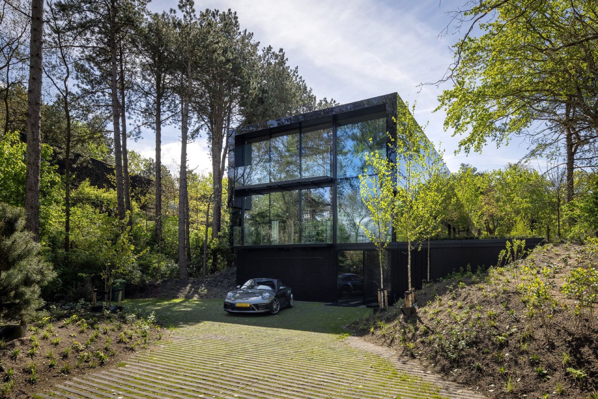 ascenseur privatif intégré dans une maison vitrée: côté extérieur avec entrée carrossable et façade moderne en verre entre, Luxury, Design, Exclusive, Modern, Custom Made, Special, Beautiful