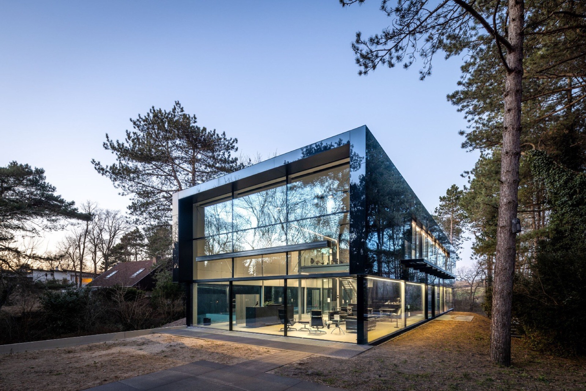 ascenseur privatif intégré dans une maison vitrée: vue d’angle d’une maison moderne en verre avec cadres foncés et auvent, Luxury, Design, Exclusive, Modern, Custom Made, Special, Beautiful