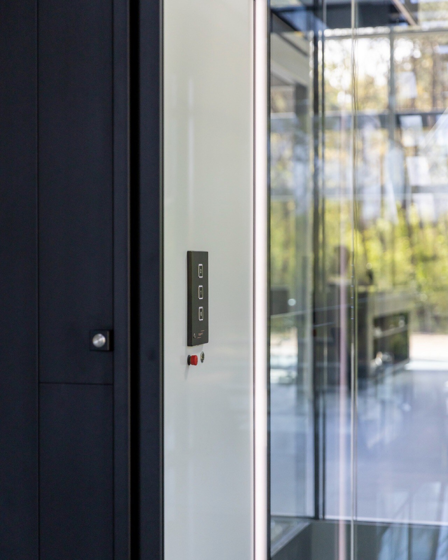 ascenseur privatif intégré dans une maison vitrée: gros plan du panneau de commande à boutons près de la porte d’ascenseur, Luxury, Design, Exclusive, Modern, Custom Made, Special, Beautiful