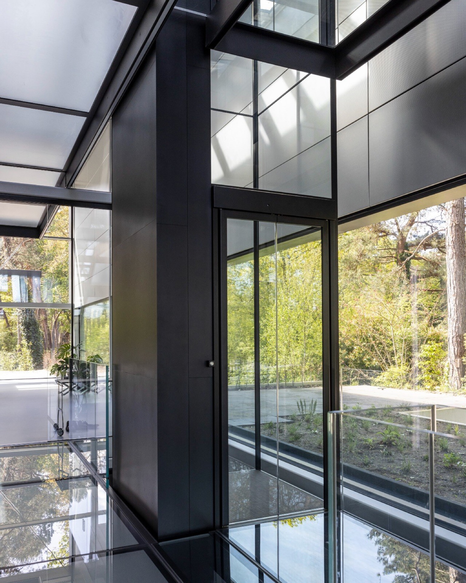 ascenseur privatif intégré dans une maison vitrée: vue intérieure de la zone d’ascenseur avec parois en verre et vue vers, Luxury, Design, Exclusive, Modern, Custom Made, Special, Beautiful
