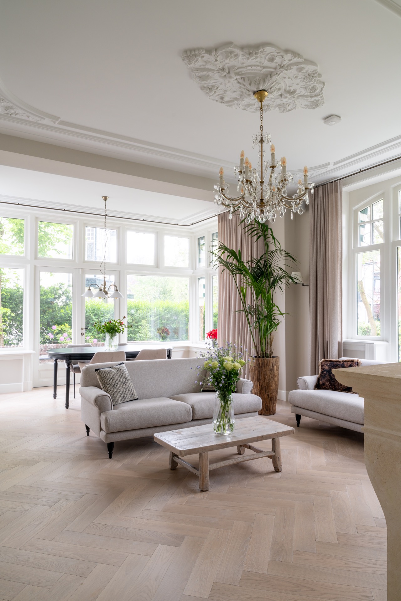 parquet en chevron chêne blanc: salon classique avec parquet herringbone clair et moulures de plafond décoratives, Luxury, Design, Exclusive, Modern, Custom Made, Special, Beautiful