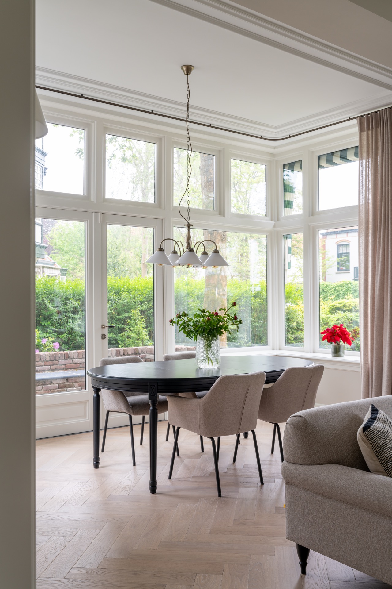 parquet en chevron chêne blanc: coin repas avec sol en chêne clair et grandes fenêtres donnant sur l’extérieur, Luxury, Design, Exclusive, Modern, Custom Made, Special, Beautiful