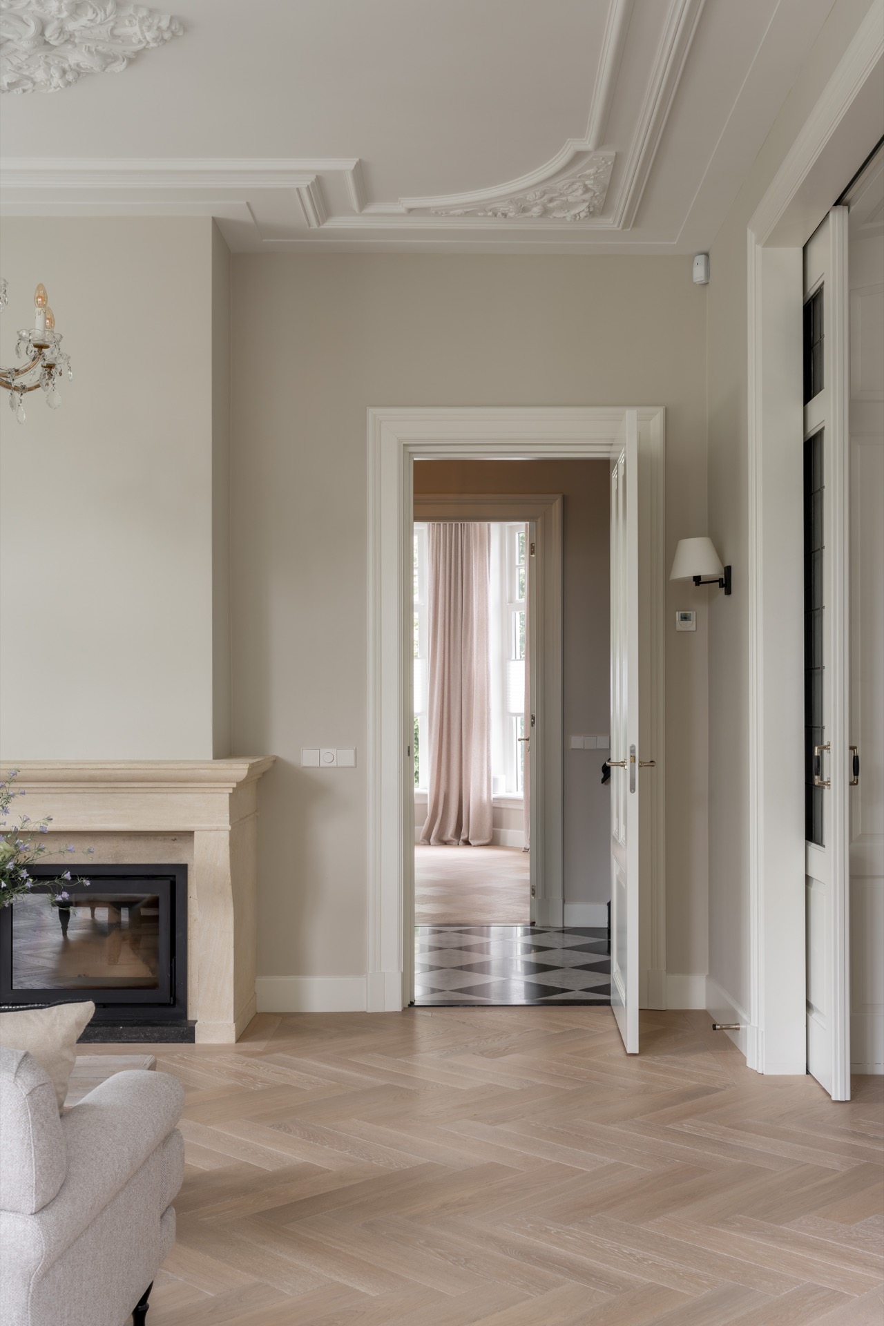 parquet en chevron chêne blanc: espace de vie avec parquet herringbone en chêne clair et encadrements de fenêtres blancs, Luxury, Design, Exclusive, Modern, Custom Made, Special, Beautiful