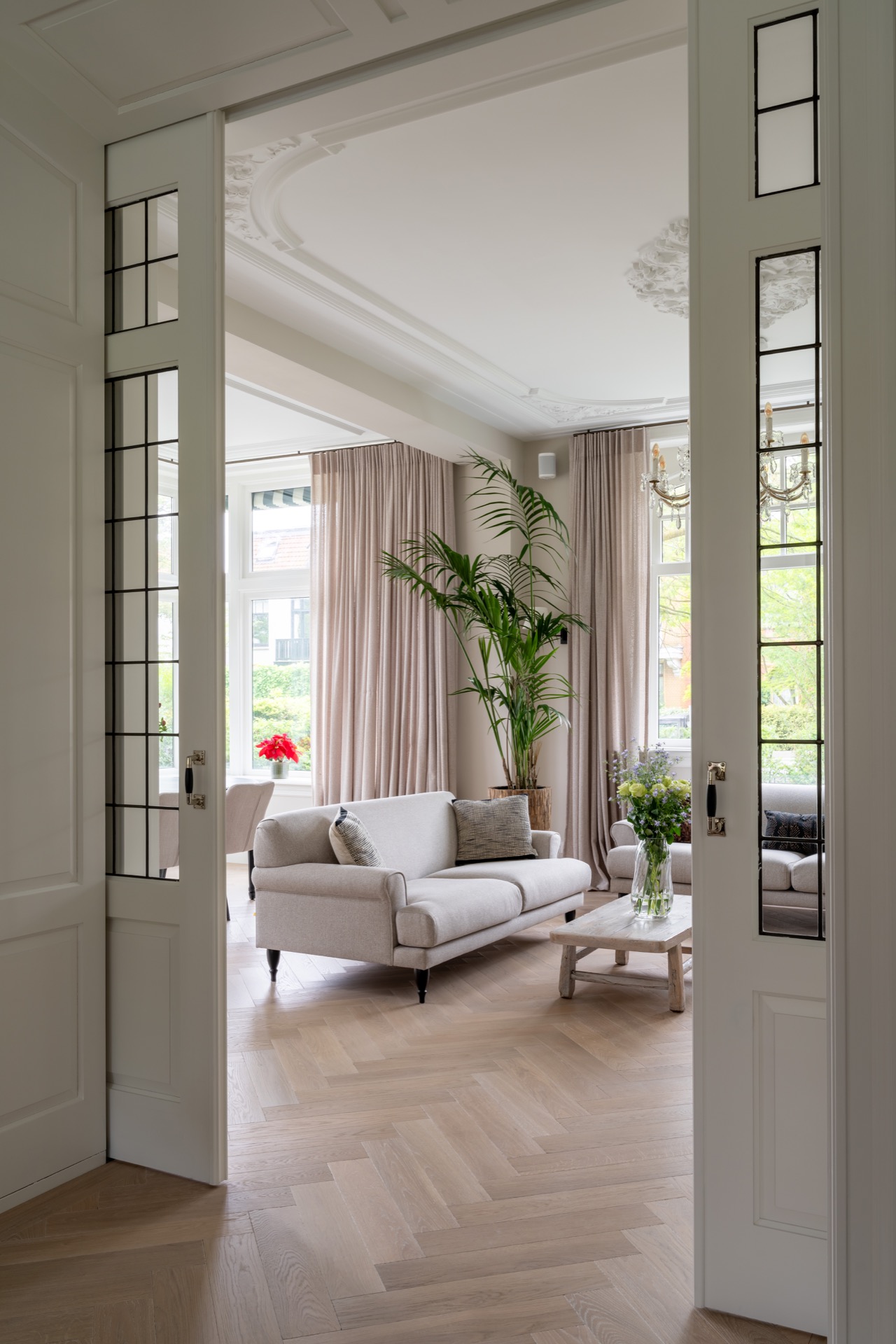 parquet en chevron chêne blanc: détail du parquet herringbone en chêne clair dans un angle avec veines visibles, Luxury, Design, Exclusive, Modern, Custom Made, Special, Beautiful