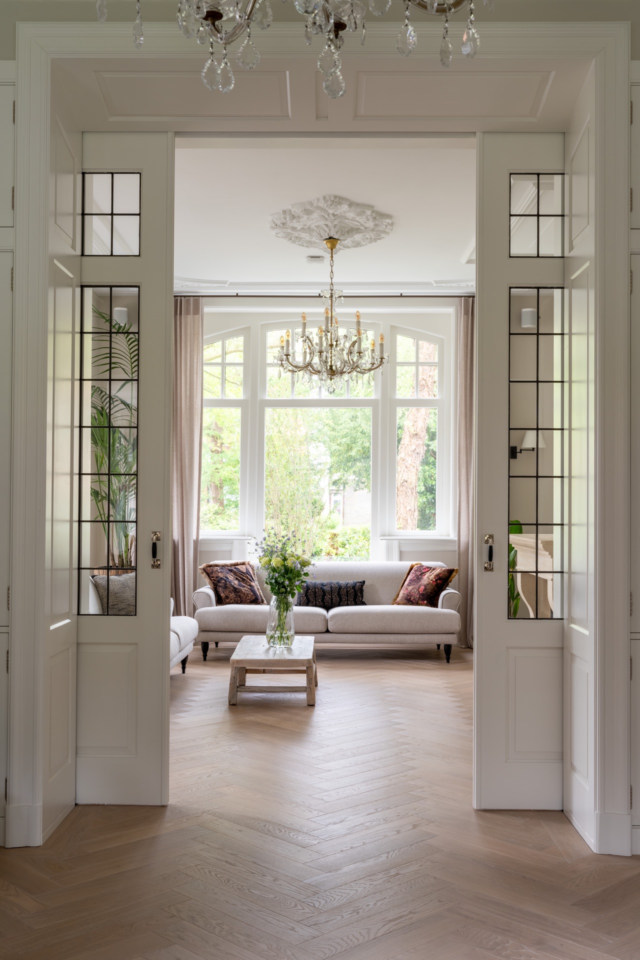 parquet en chevron chêne blanc: parquet herringbone en chêne clair dans un salon classique avec portes blanches et rideaux, Luxury, Design, Exclusive, Modern, Custom Made, Special, Beautiful