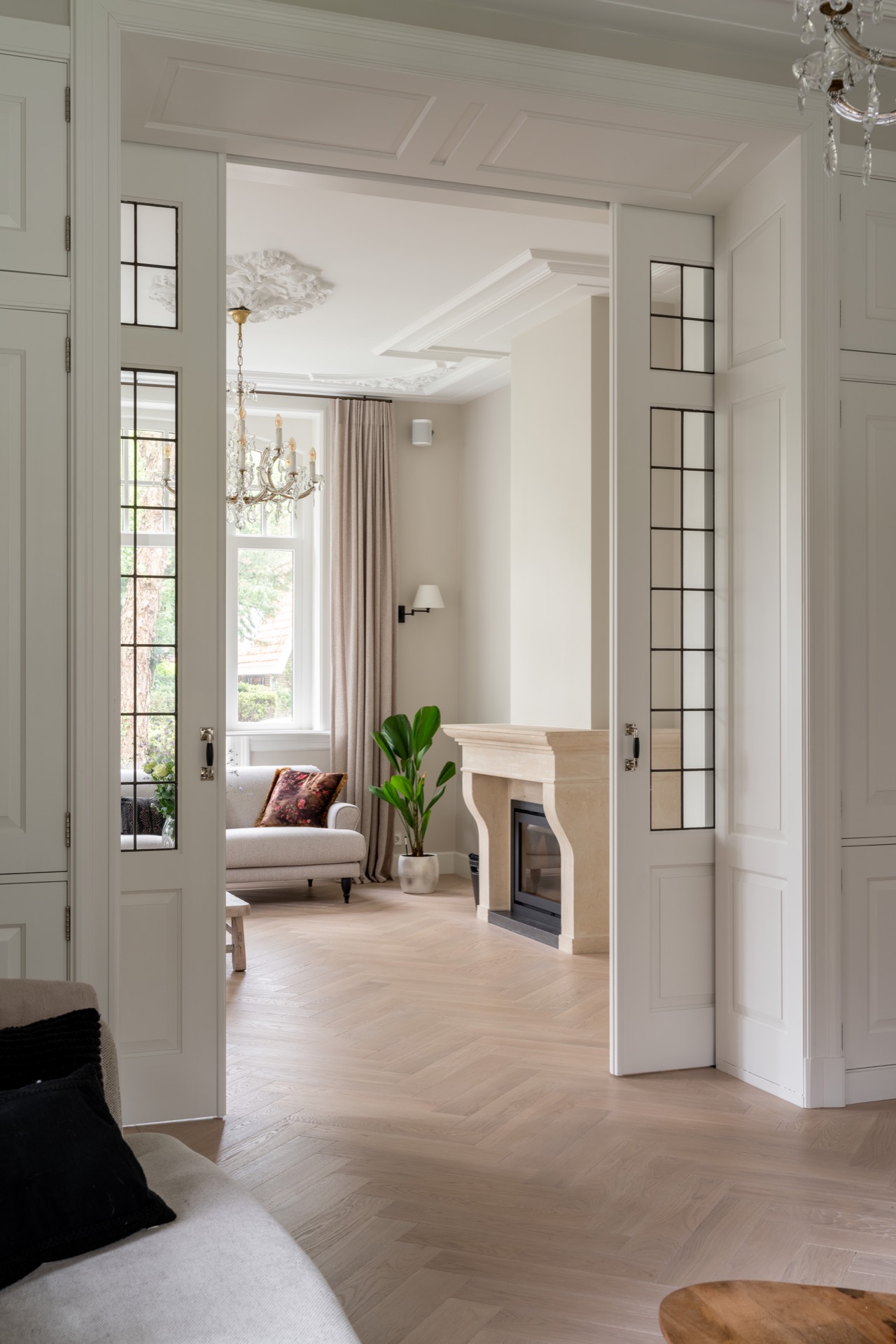parquet en chevron chêne blanc: couloir avec sol en chêne clair, portes blanches et vue vers une zone carrelée, Luxury, Design, Exclusive, Modern, Custom Made, Special, Beautiful