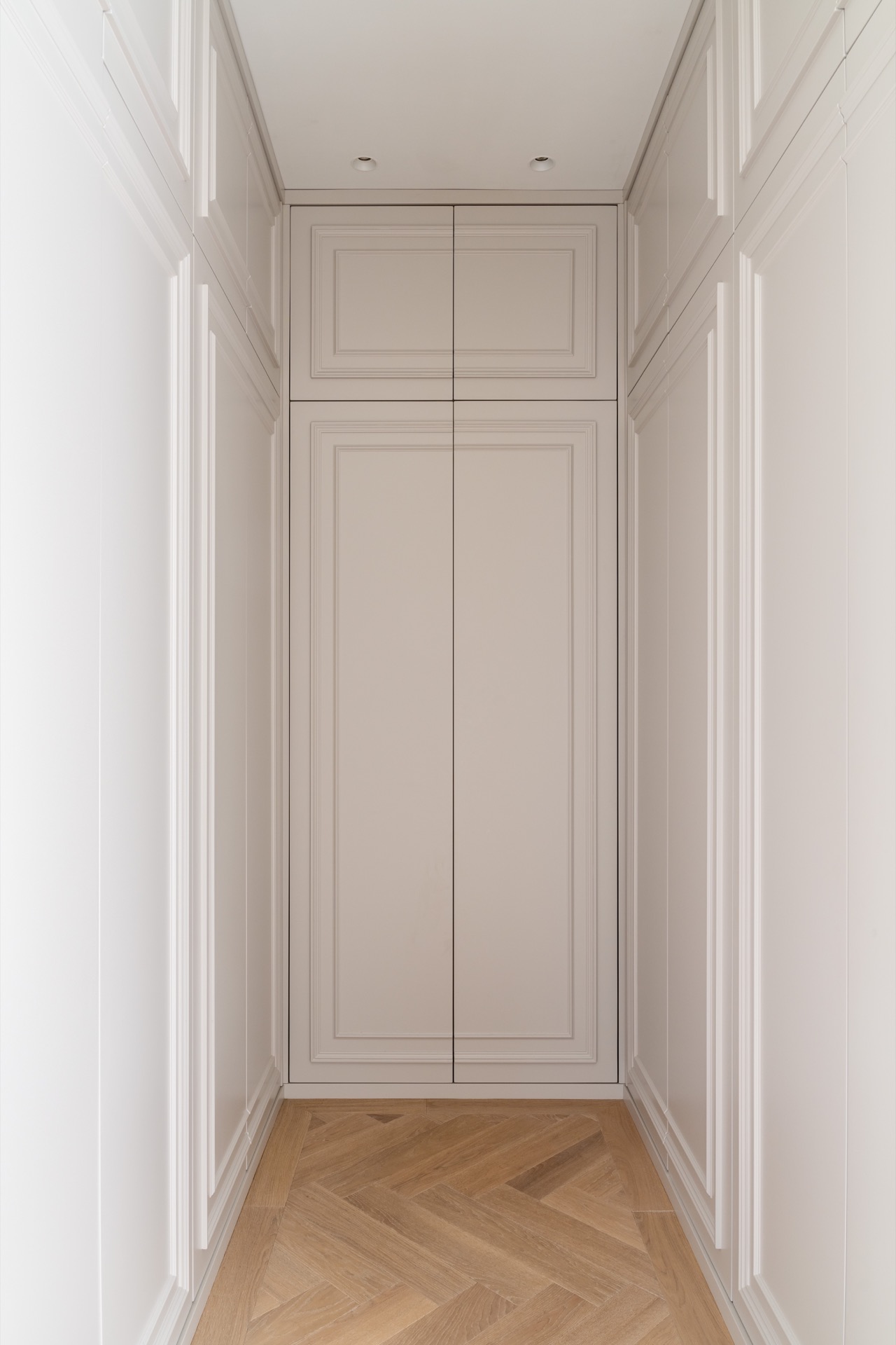parquet en chevron chêne blanc: niche de salle de bain avec lavabo blanc et sol carrelé clair, Luxury, Design, Exclusive, Modern, Custom Made, Special, Beautiful