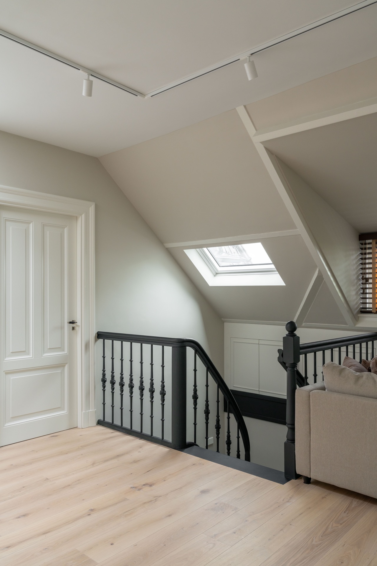 parquet en chevron chêne blanc: palier avec boiseries murales classiques blanches et sol en chêne clair, Luxury, Design, Exclusive, Modern, Custom Made, Special, Beautiful