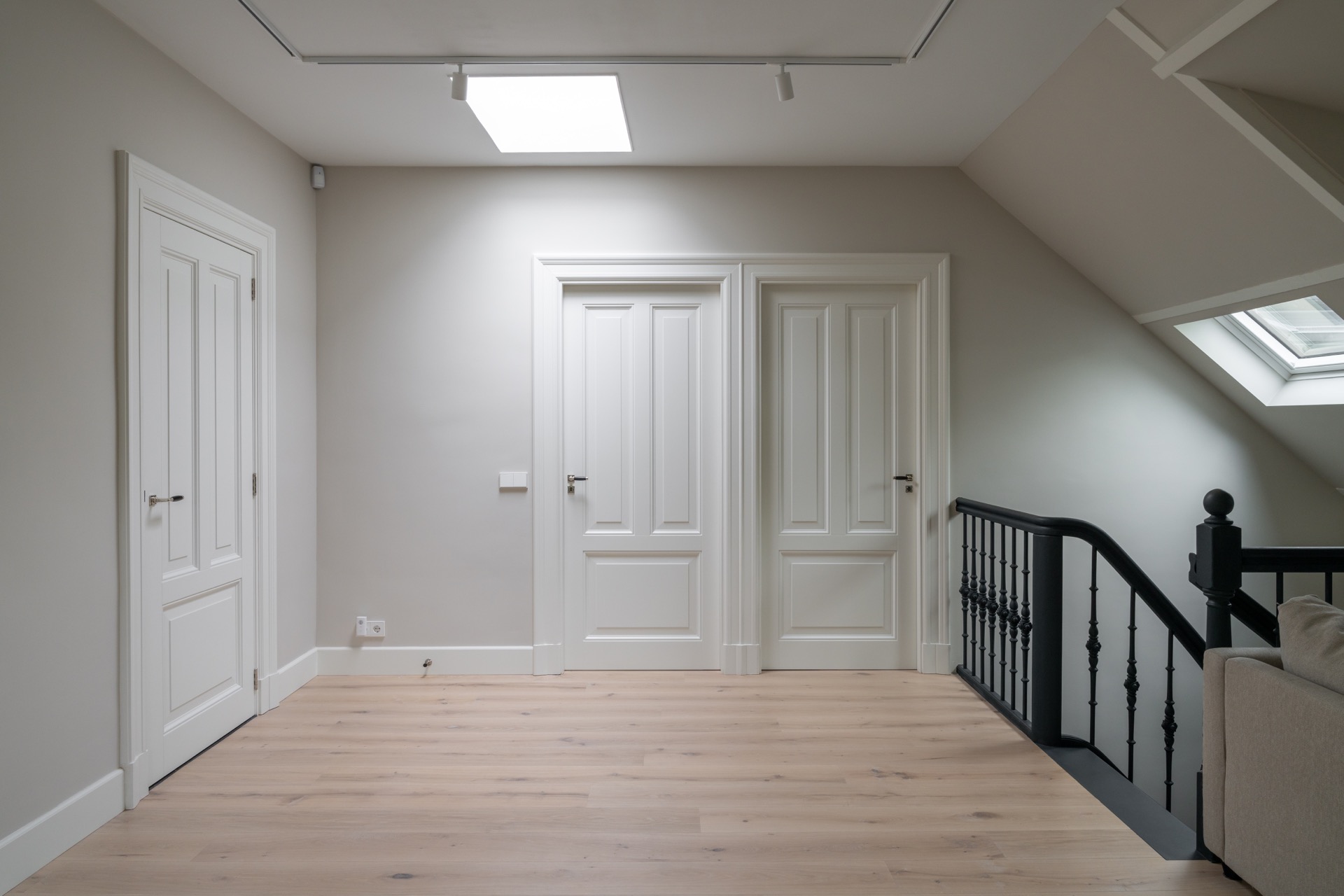 parquet en chevron chêne blanc: couloir avec boiseries classiques et sol en chêne clair dans un intérieur blanc, Luxury, Design, Exclusive, Modern, Custom Made, Special, Beautiful