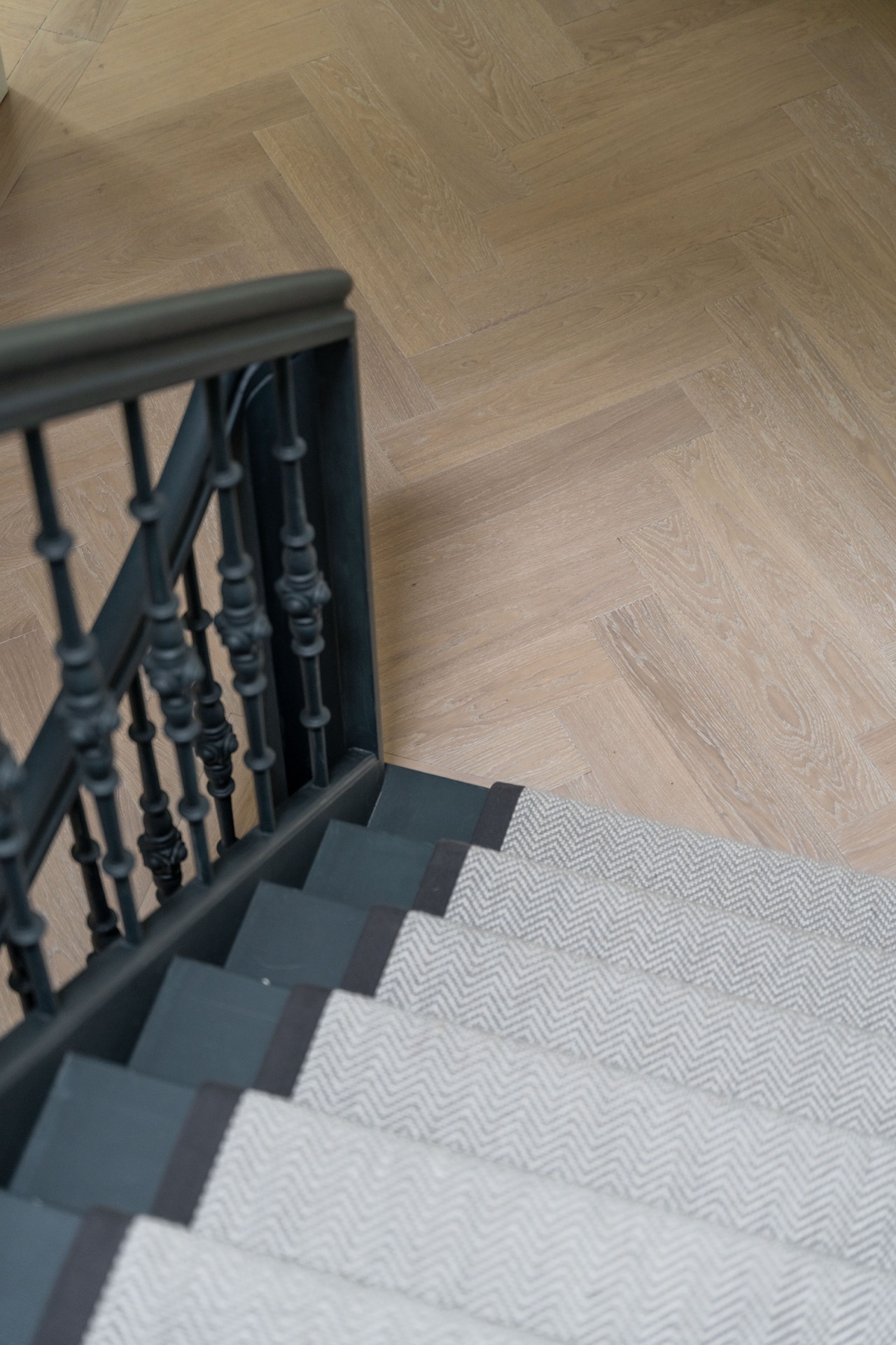 parquet en chevron chêne blanc: placard intégré avec portes à panneaux blanches et sol en chêne clair, Luxury, Design, Exclusive, Modern, Custom Made, Special, Beautiful