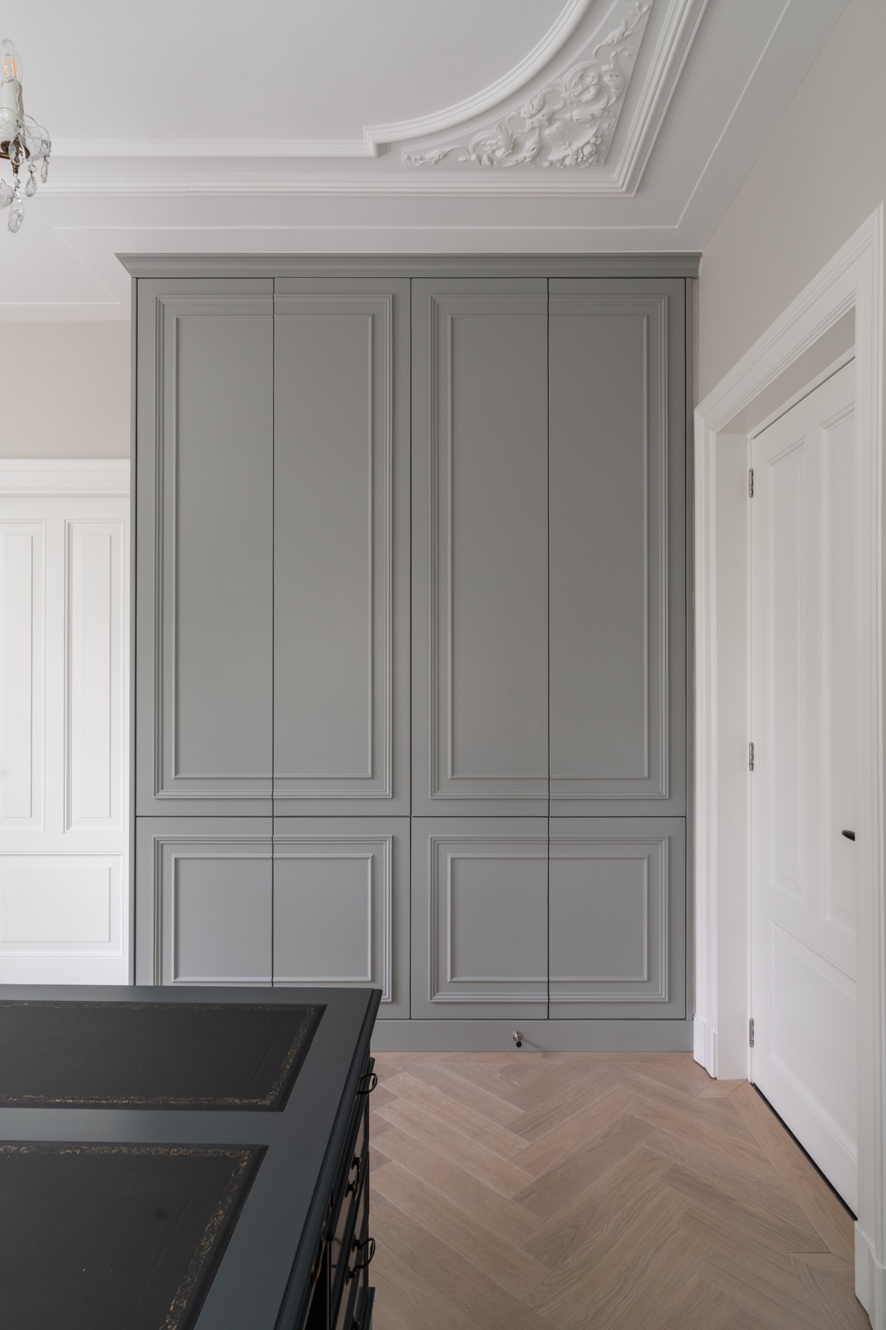 parquet en chevron chêne blanc: niche étroite dans le couloir avec doubles portes à panneaux et sol en chêne clair, Luxury, Design, Exclusive, Modern, Custom Made, Special, Beautiful