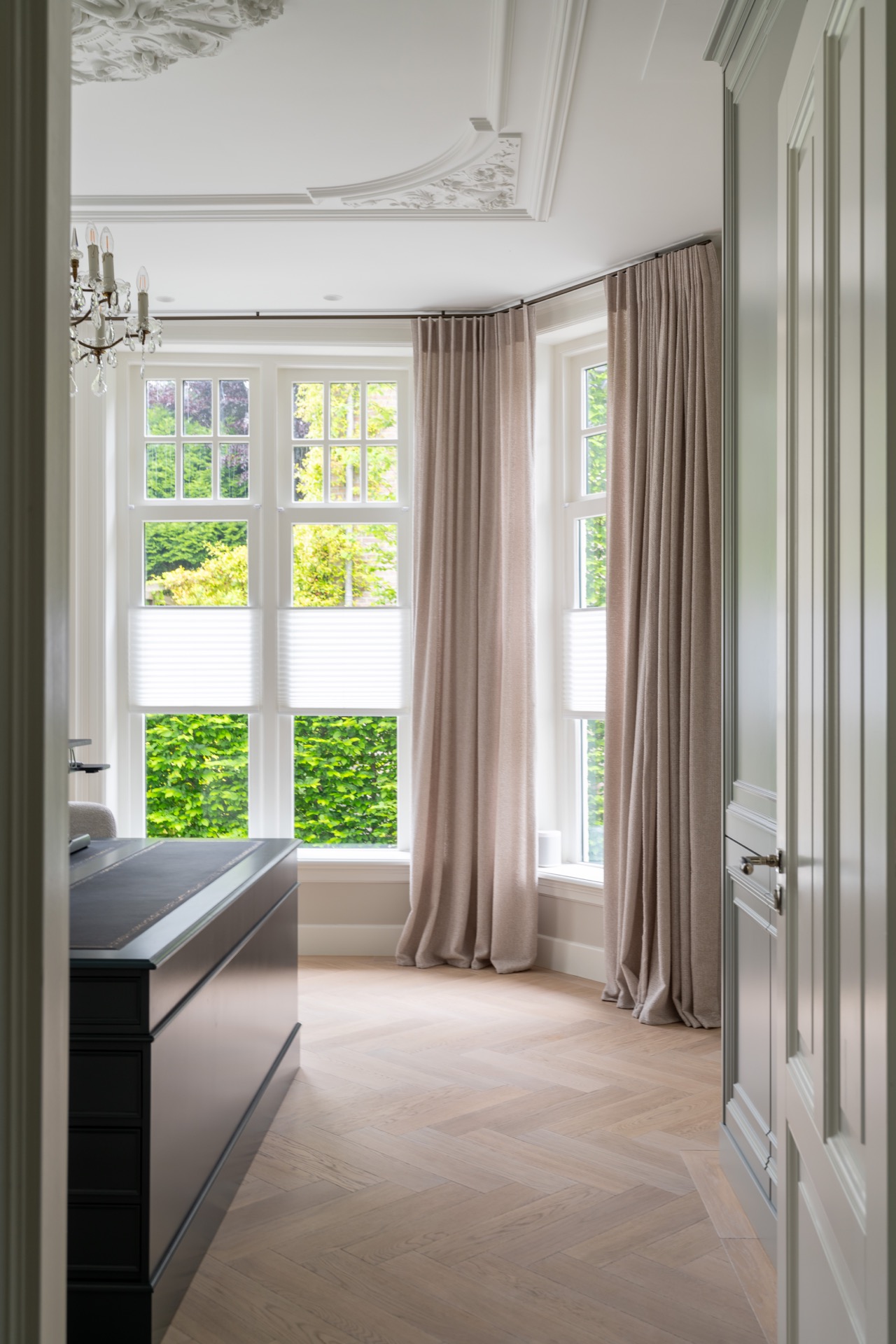 parquet en chevron chêne blanc: salon avec cheminée classique, habillage en marbre et parquet herringbone en chêne clair, Luxury, Design, Exclusive, Modern, Custom Made, Special, Beautiful