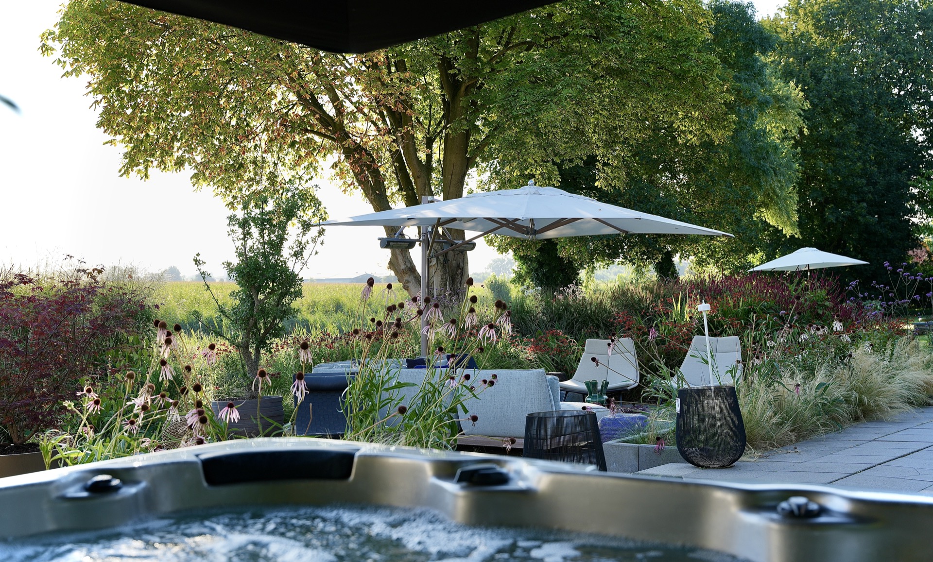 moderne Show-Garten Ideen mit Outdoor-Küche und Lounge: wellness-Ecke im Garten mit rundem Spa/Whirlpool, Bepflanzung und, Luxury, Design, Exclusive, Modern, Custom Made, Special, Beautiful