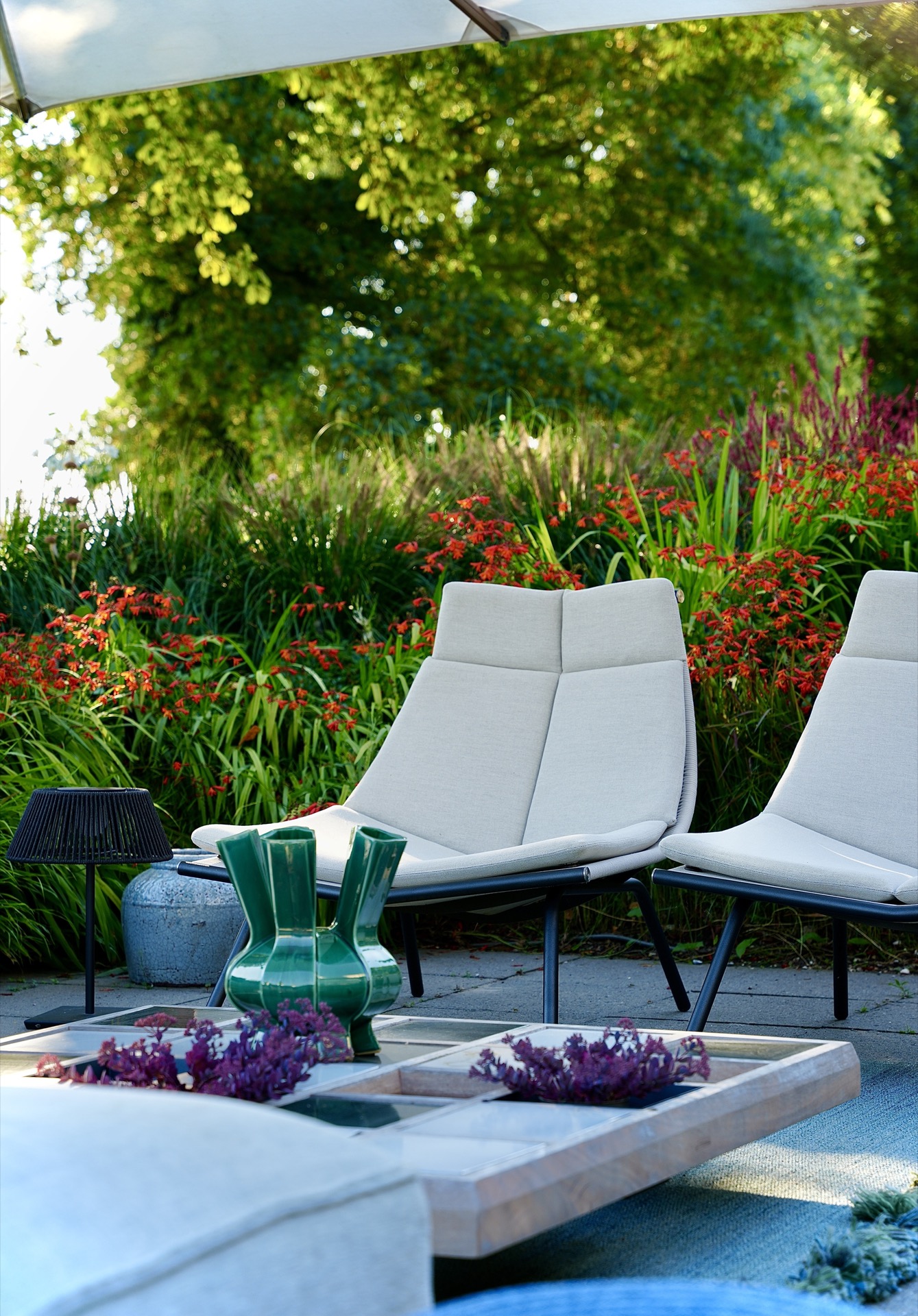 moderne Show-Garten Ideen mit Outdoor-Küche und Lounge: luxuriöser Lounge-Bereich im Show-Garten mit Sonnenschirmen, Luxury, Design, Exclusive, Modern, Custom Made, Special, Beautiful