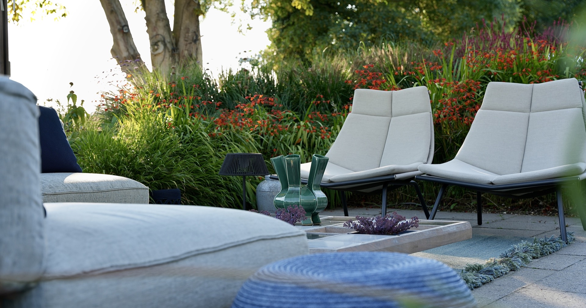 moderne Show-Garten Ideen mit Outdoor-Küche und Lounge: garten-Lounge mit hellen Stühlen und farbenfroher Blumenrabatte, Luxury, Design, Exclusive, Modern, Custom Made, Special, Beautiful