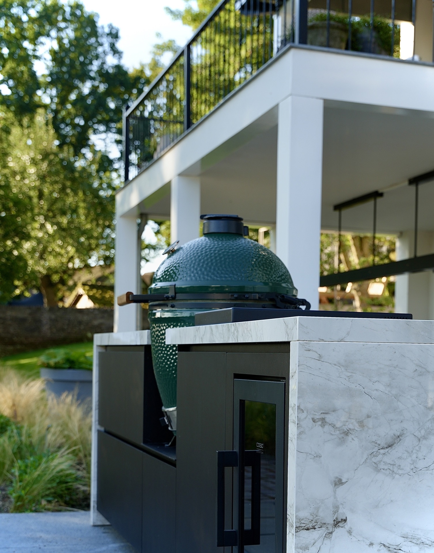 moderne Show-Garten Ideen mit Outdoor-Küche und Lounge: detailansicht Outdoor-Küche mit Steinoptik und schwarzer BBQ-Dome, Luxury, Design, Exclusive, Modern, Custom Made, Special, Beautiful