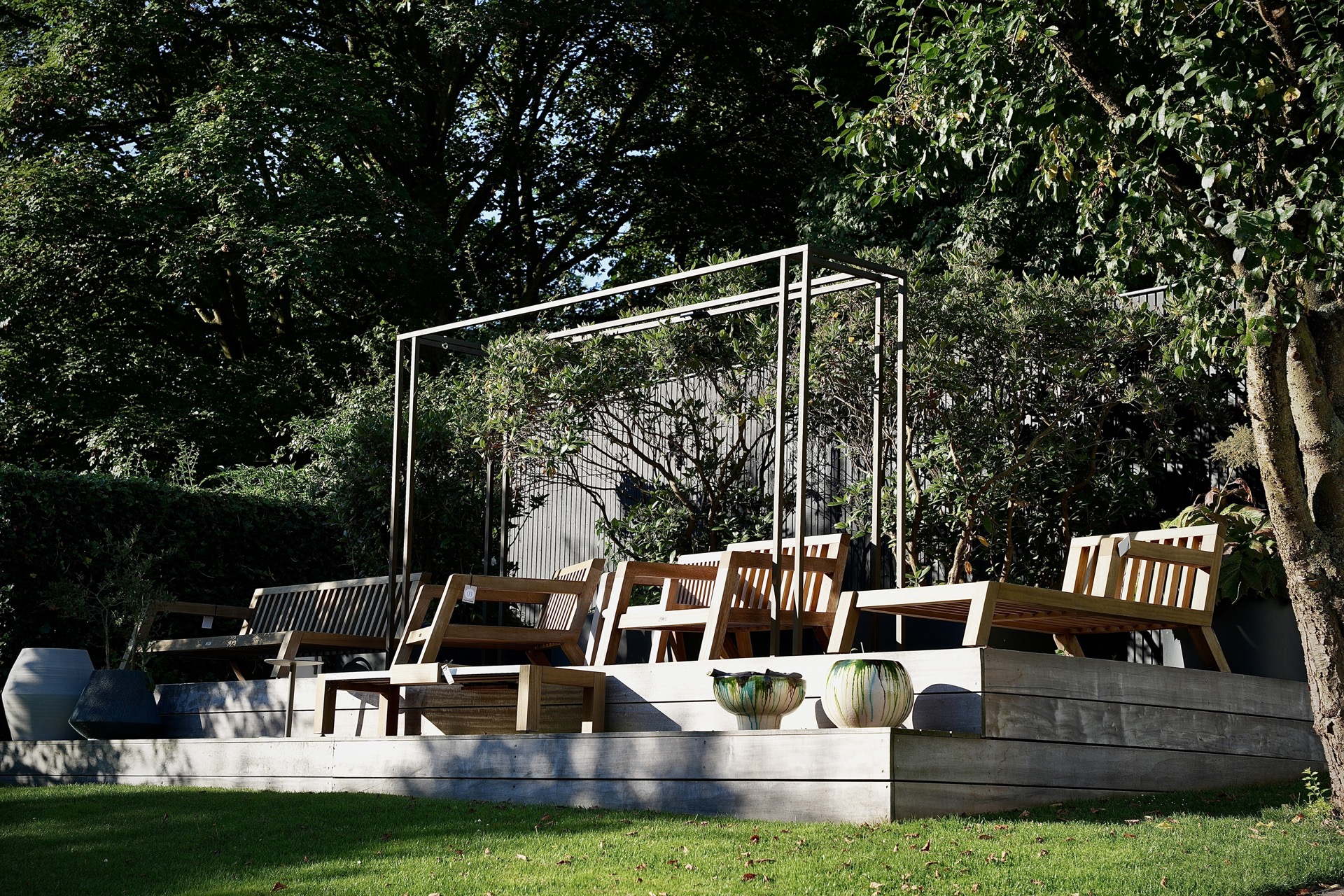 moderne Show-Garten Ideen mit Outdoor-Küche und Lounge: pergola-Sitzbereich mit Bänken im modernen Show-Garten, umgeben von, Luxury, Design, Exclusive, Modern, Custom Made, Special, Beautiful
