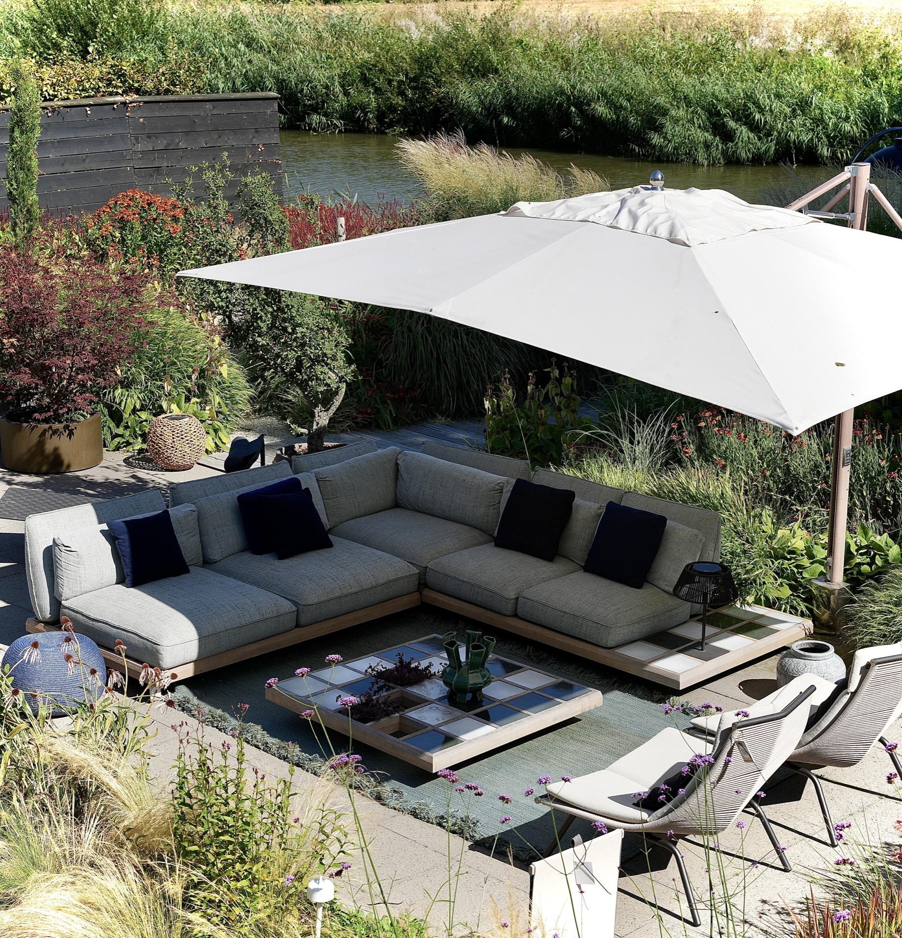 moderne Show-Garten Ideen mit Outdoor-Küche und Lounge: sitzbereich am Wasser im modernen Garten mit weißem Sonnensegel und, Luxury, Design, Exclusive, Modern, Custom Made, Special, Beautiful