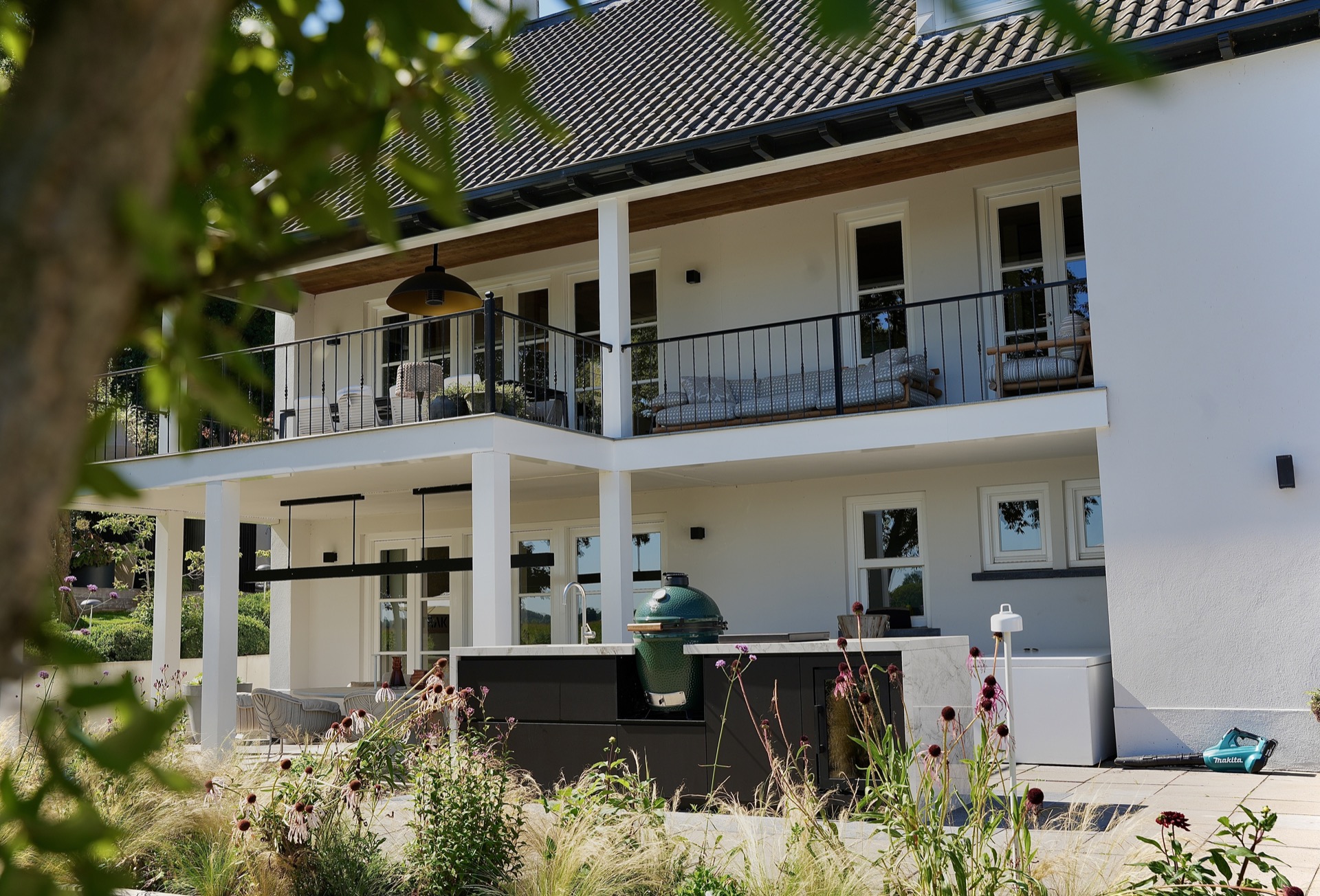 moderne Show-Garten Ideen mit Outdoor-Küche und Lounge: modernes Haus mit Terrassenüberdachung und Outdoor-Küche mit, Luxury, Design, Exclusive, Modern, Custom Made, Special, Beautiful
