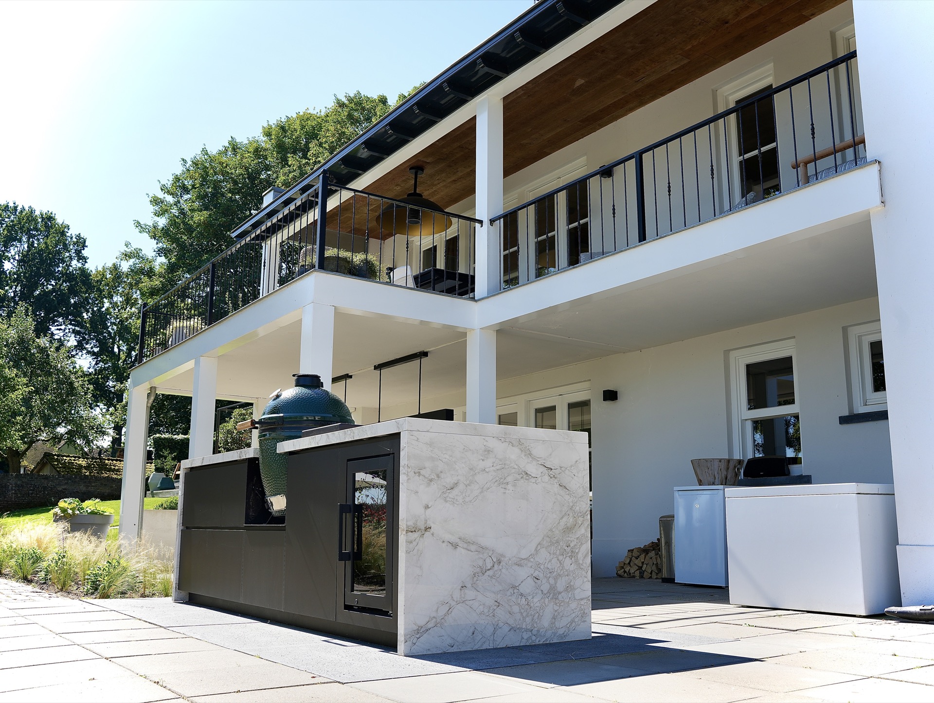 moderne Show-Garten Ideen mit Outdoor-Küche und Lounge: moderne Outdoor-Küche mit Stein-/Marmoroptik und schwarzem, Luxury, Design, Exclusive, Modern, Custom Made, Special, Beautiful