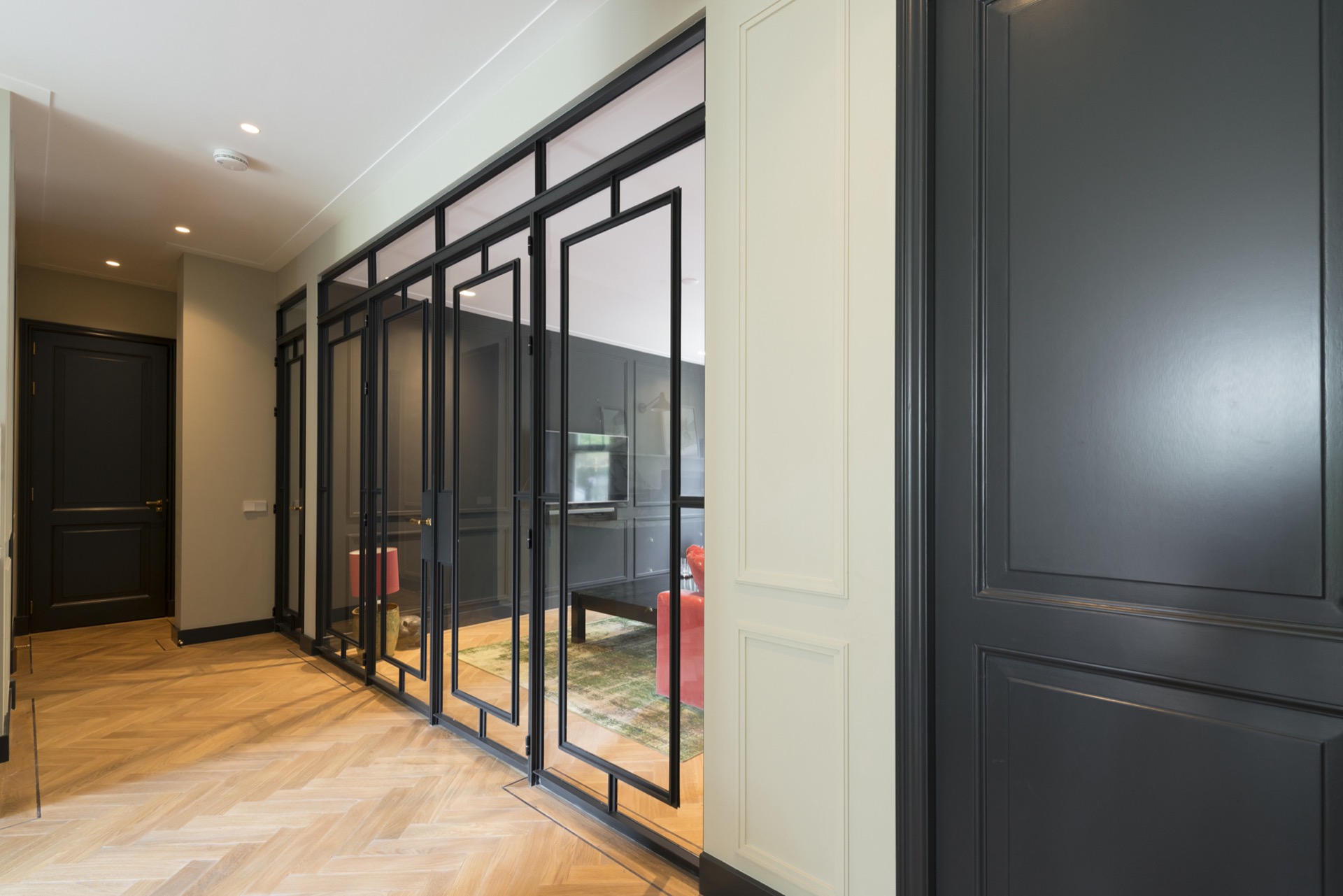 glaswand met openslaande deuren: Zwarte aluminium naast paneelwand en lijstwerk, Luxury, Design, Exclusive, Modern, Custom Made, Special, Beautiful