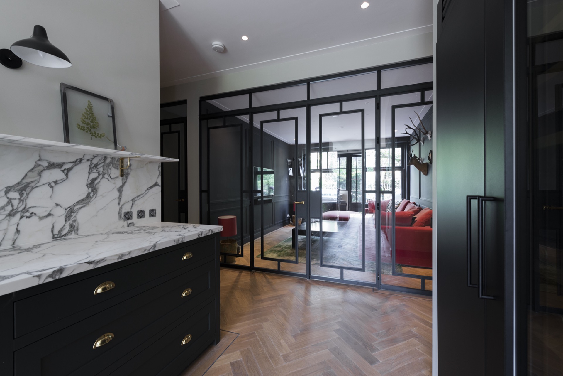 glaswand met openslaande deuren: Keuken met marmeren blad en zicht op zwarte, Luxury, Design, Exclusive, Modern, Custom Made, Special, Beautiful
