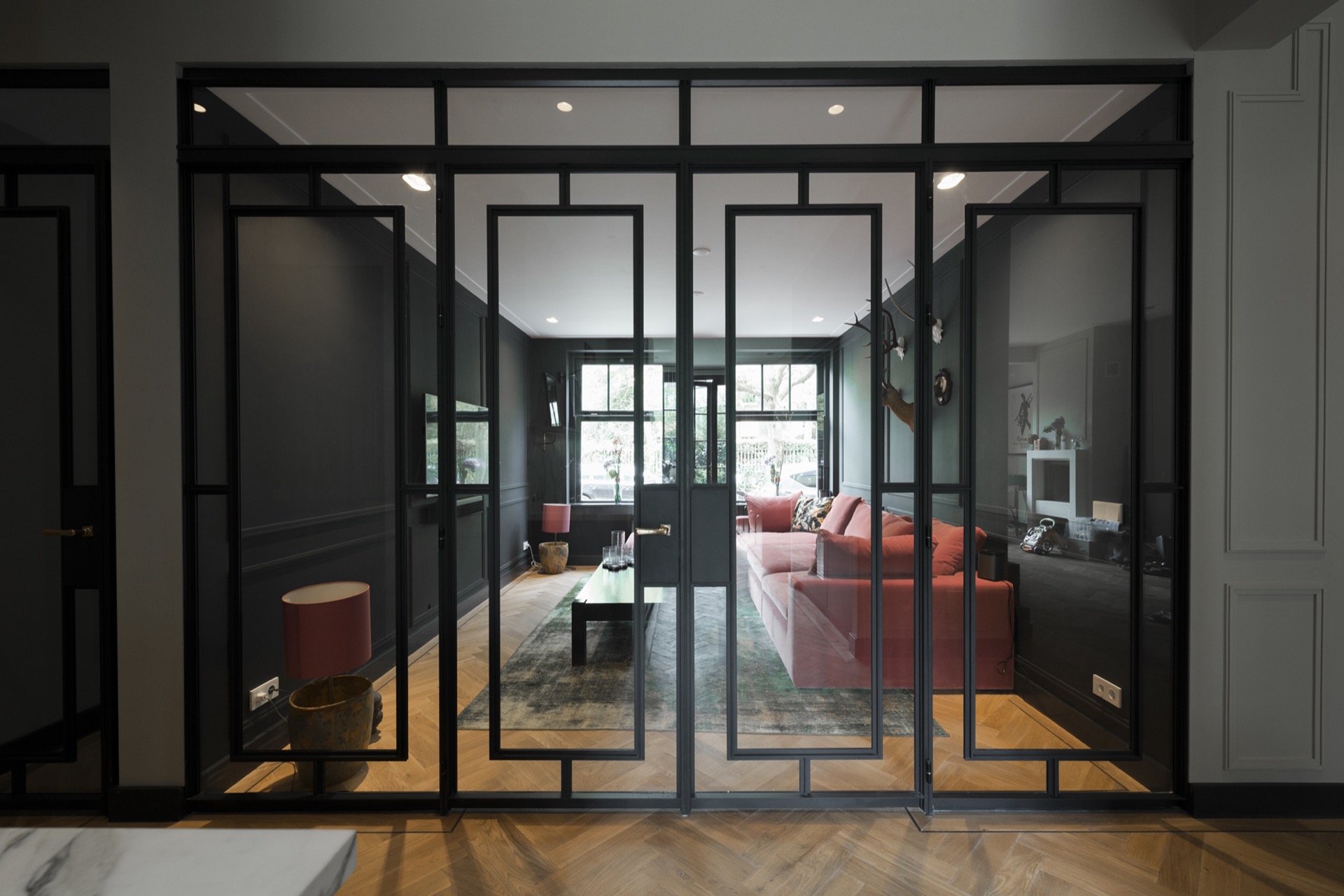 Glaswand mit Schwingtüren: schwarze Glaswand mit Doppeltürflügeln und rechteckigen Glasfeldern, Blick vom Flur, Luxury, Design, Exclusive, Modern, Custom Made, Special, Beautiful