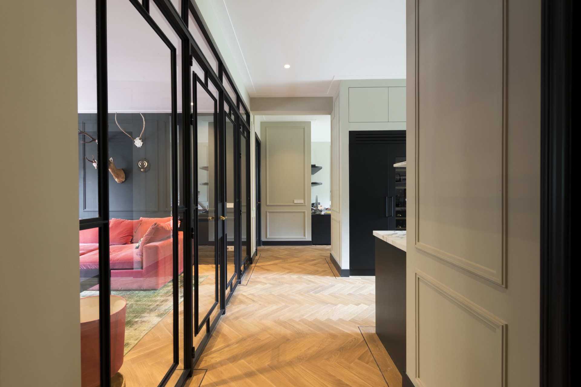 glaswand met openslaande deuren: Zwarte in gang, met doorzicht naar zithoek, Luxury, Design, Exclusive, Modern, Custom Made, Special, Beautiful