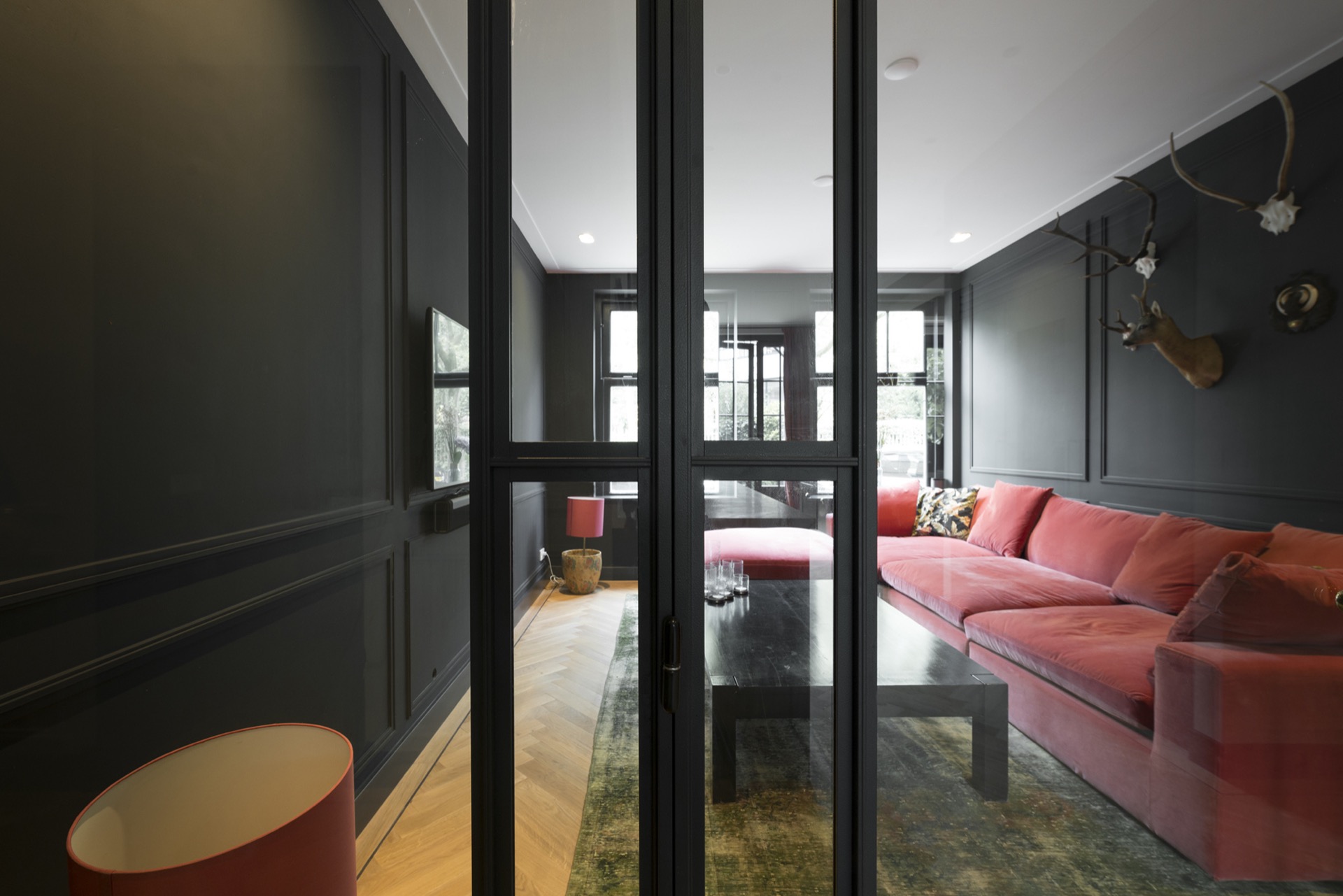 glaswand met openslaande deuren: Openstaande zwarte en doorzicht naar woonkamer, Luxury, Design, Exclusive, Modern, Custom Made, Special, Beautiful