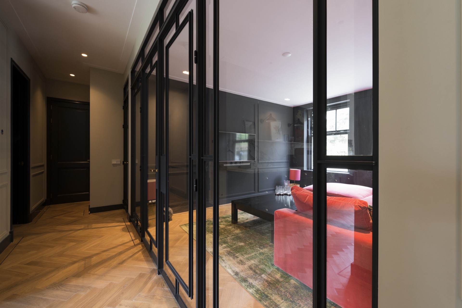 glaswand met openslaande deuren: Hoekbeeld van zwarte en rechthoekige glasvlakken, Luxury, Design, Exclusive, Modern, Custom Made, Special, Beautiful