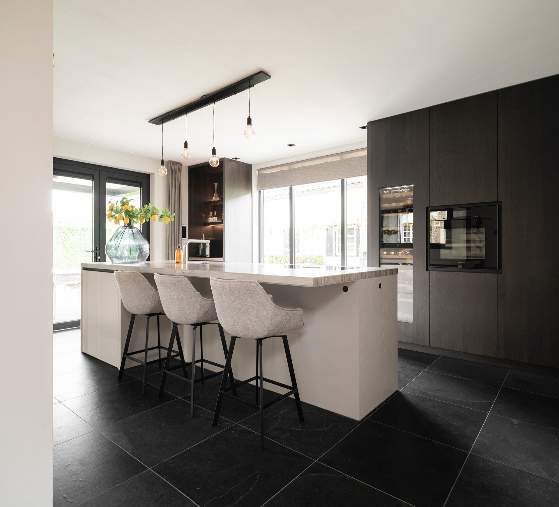 cucina senza maniglie con isola e angolo caffè: cucina open space con isola, luci sospese e mobili senza maniglie, Luxury, Design, Exclusive, Modern, Custom Made, Special, Beautiful