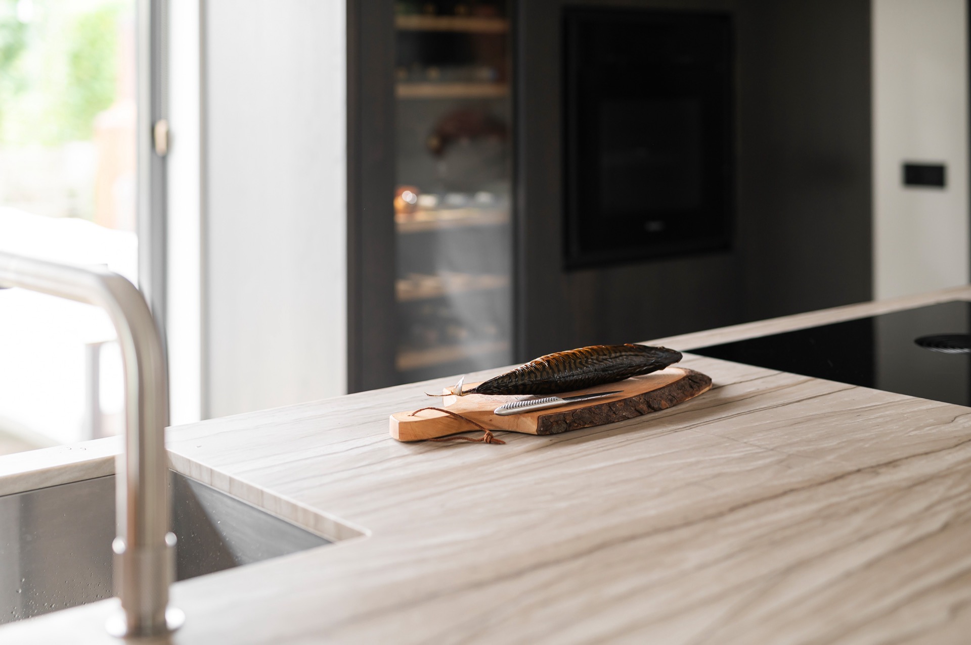 cucina senza maniglie con isola e angolo caffè: primo piano sul bordo del piano di lavoro con venature della pietra e, Luxury, Design, Exclusive, Modern, Custom Made, Special, Beautiful