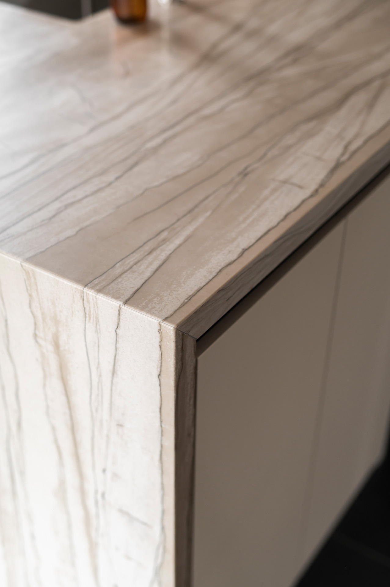 cucina senza maniglie con isola e angolo caffè: primo piano sul piano di lavoro chiaro della cucina con zona incasso scura, Luxury, Design, Exclusive, Modern, Custom Made, Special, Beautiful
