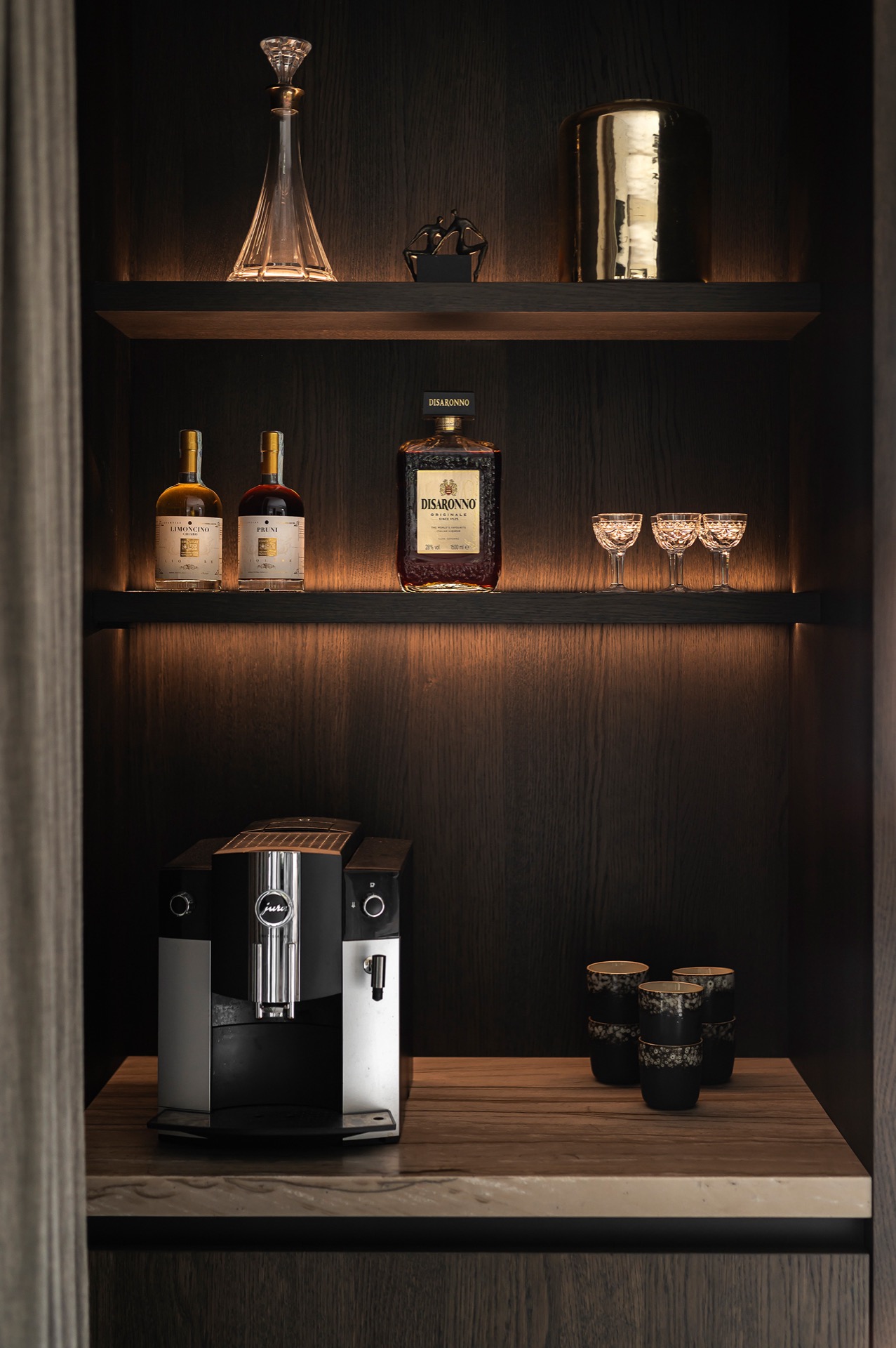 cucina senza maniglie con isola e angolo caffè: angolo caffè con nicchie a parete effetto legno e apparecchi integrati, Luxury, Design, Exclusive, Modern, Custom Made, Special, Beautiful