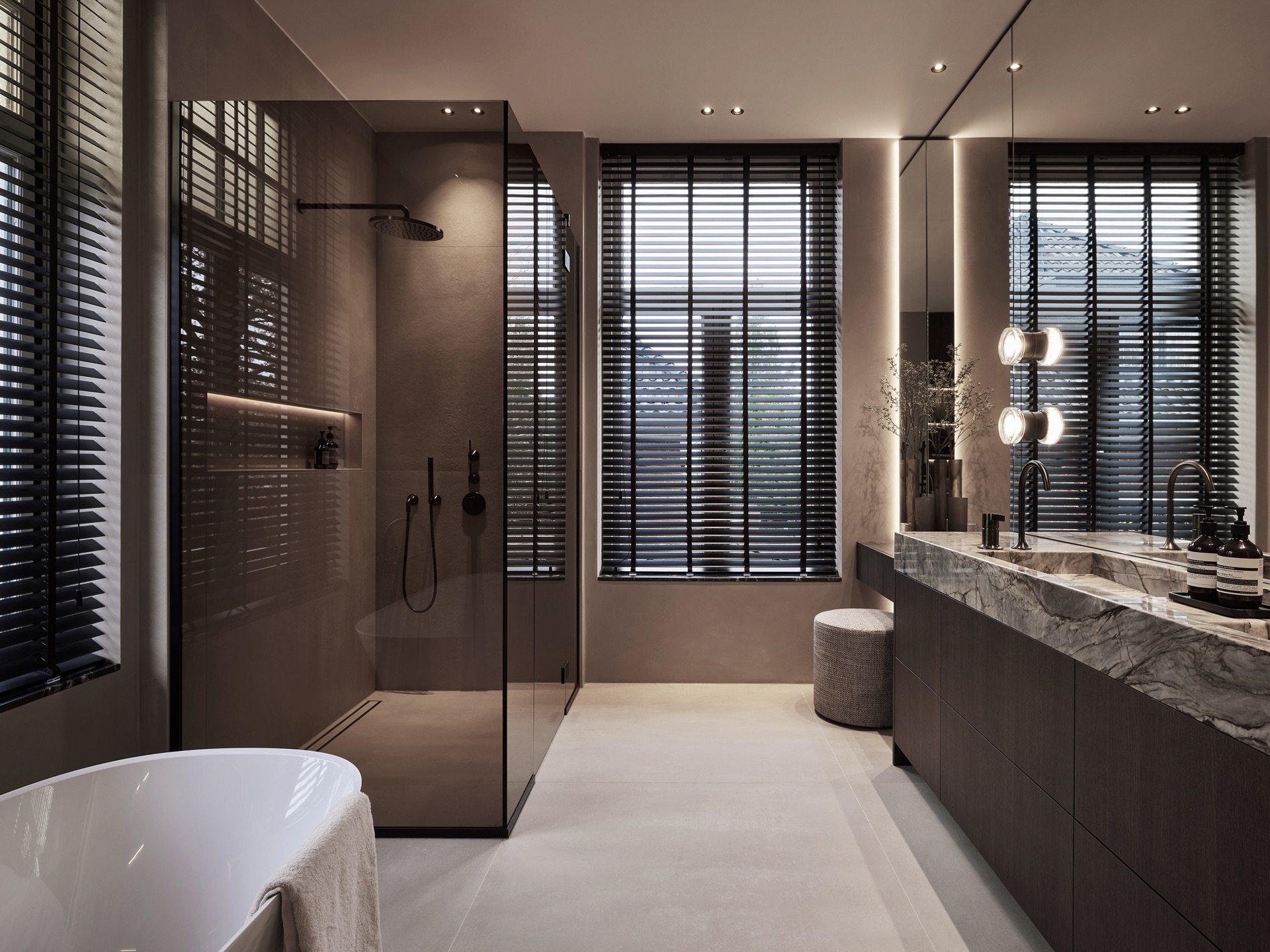 illuminazione interna di lusso: bagno con doccia in vetro walk-in, piano lavabo effetto marmo e luce calda a soffitto, Luxury, Design, Exclusive, Modern, Custom Made, Special, Beautiful