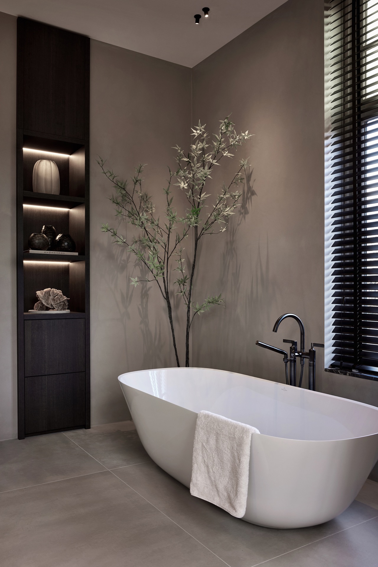 illuminazione interna di lusso: bagno moderno con doccia walk-in, parete illuminata e tapparelle su finestre alte, Luxury, Design, Exclusive, Modern, Custom Made, Special, Beautiful