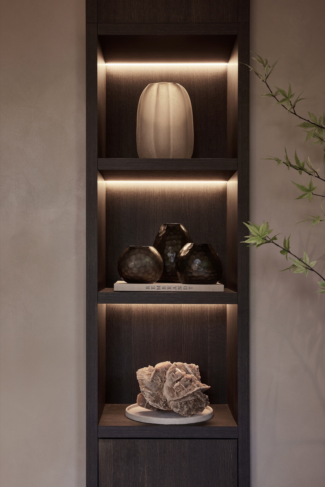 illuminazione interna di lusso: nicchia in legno illuminata con luce lineare calda e elemento decorativo in pietra su mensola, Luxury, Design, Exclusive, Modern, Custom Made, Special, Beautiful