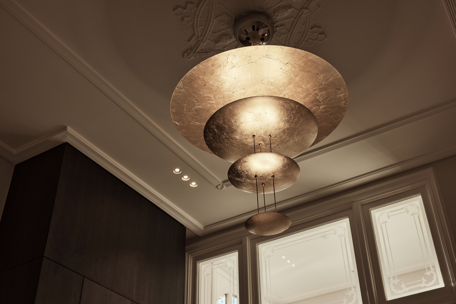 illuminazione interna di lusso: ingresso con grande lampada rotonda a soffitto e luce calda, con stucchi decorativi, Luxury, Design, Exclusive, Modern, Custom Made, Special, Beautiful