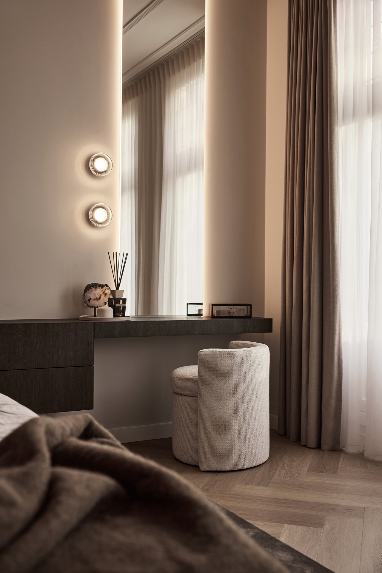 illuminazione interna di lusso: dettaglio bagno con due applique rotonde e luce calda vicino alle tende, Luxury, Design, Exclusive, Modern, Custom Made, Special, Beautiful