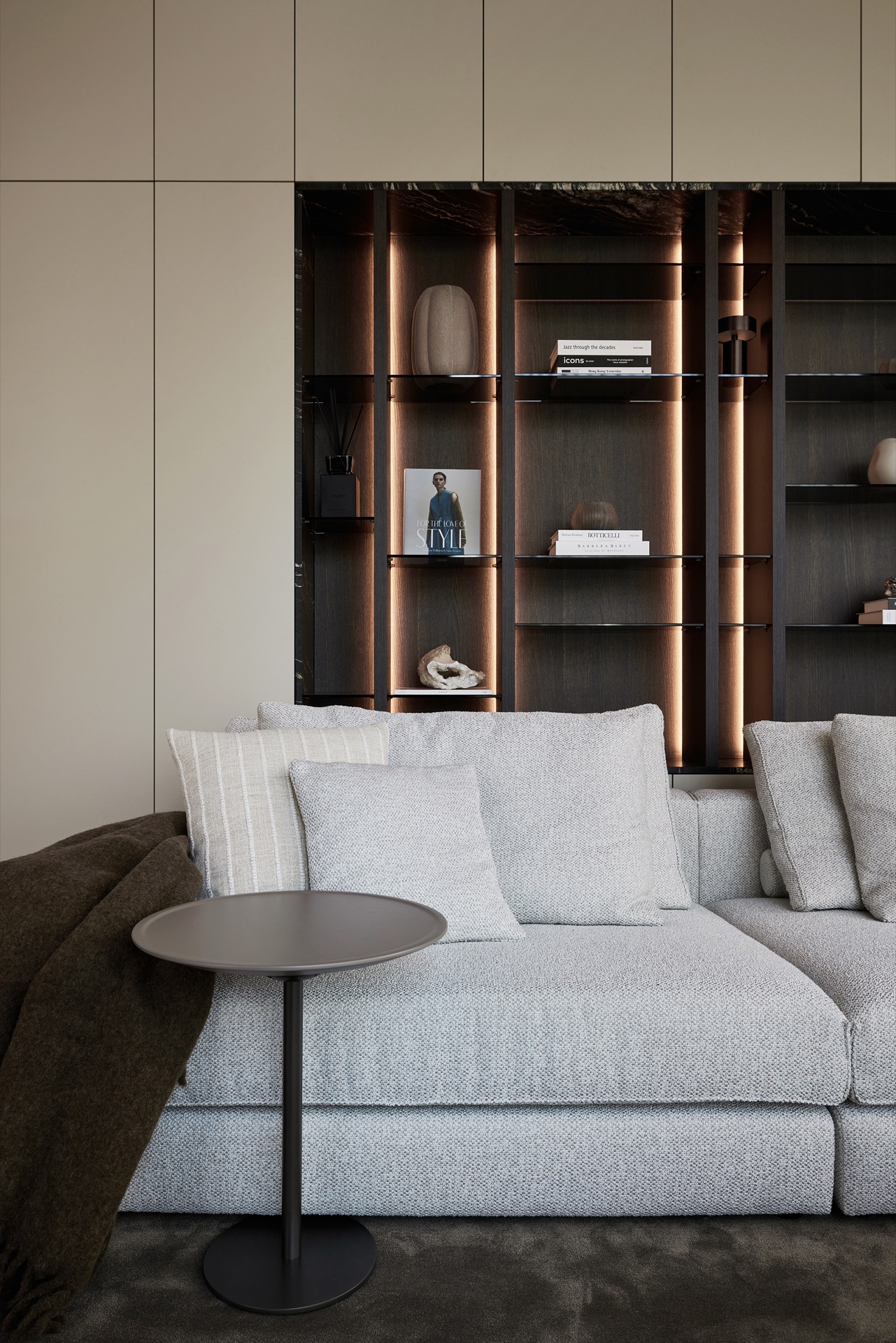 illuminazione interna di lusso: soggiorno con divano ad angolo e nicchie illuminate con strisce LED lineari calde, Luxury, Design, Exclusive, Modern, Custom Made, Special, Beautiful