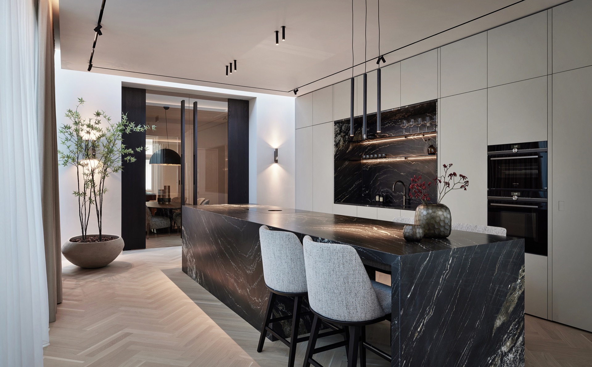illuminazione interna di lusso: cucina moderna di lusso con isola in pietra effetto marmo e illuminazione lineare a soffitto, Luxury, Design, Exclusive, Modern, Custom Made, Special, Beautiful