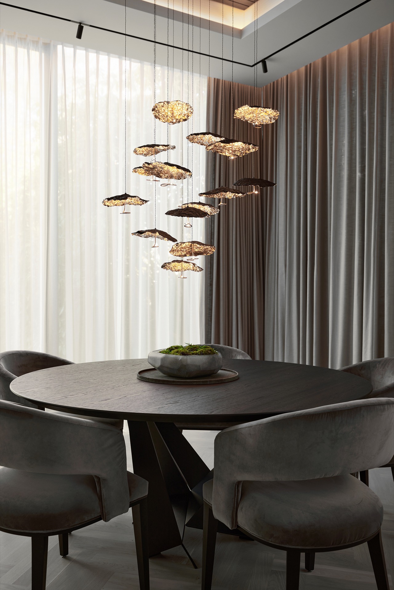 illuminazione interna di lusso: sala da pranzo con più lampade sospese e illuminazione calda al soffitto vicino alle tende, Luxury, Design, Exclusive, Modern, Custom Made, Special, Beautiful