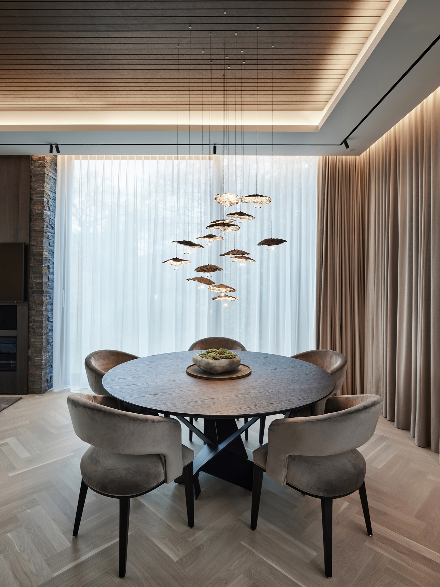 illuminazione interna di lusso: sala da pranzo con installazione luminosa sospesa sopra il tavolo e tende, Luxury, Design, Exclusive, Modern, Custom Made, Special, Beautiful