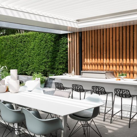 Witte buitenkeuken met modern design