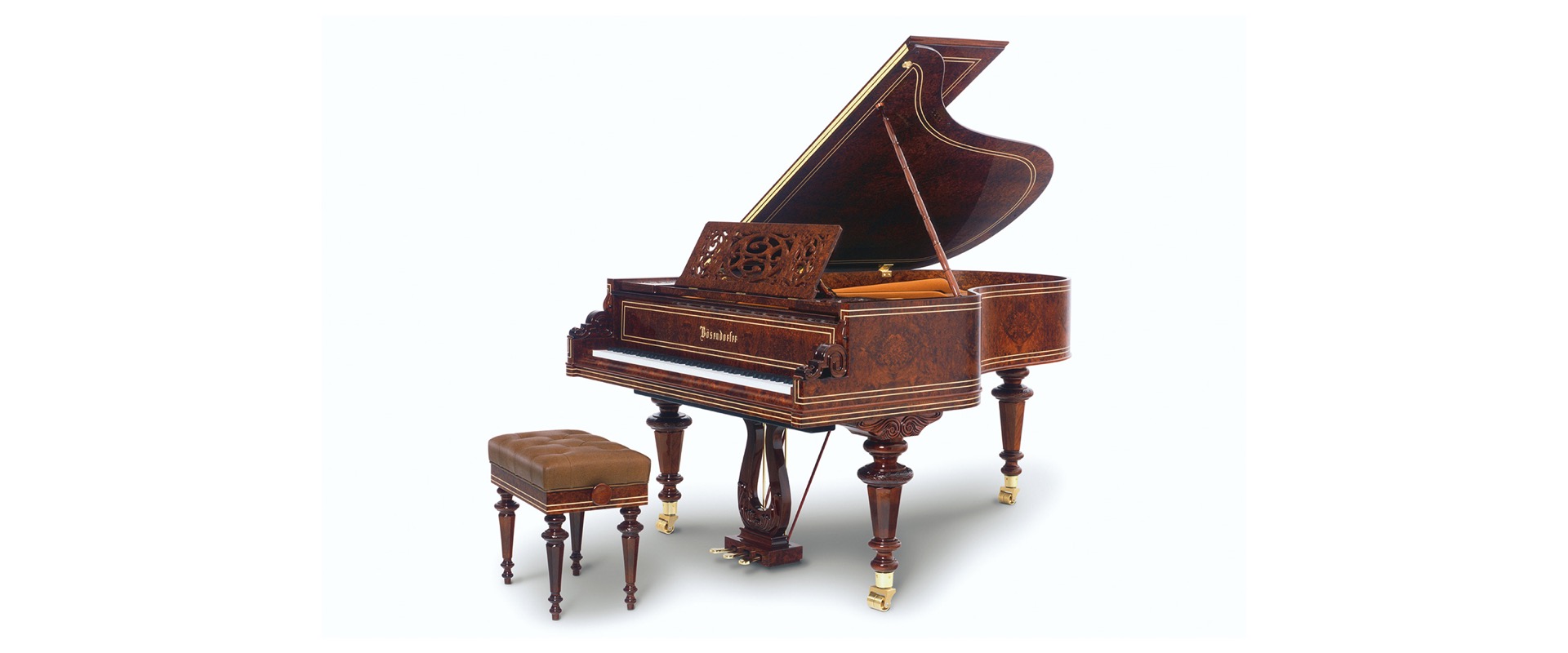 interno pianoforte: coda storica in legno laccato marrone con coperchio aperto e pannello frontale decorativo, con sgabello, Luxury, Design, Exclusive, Modern, Custom Made, Special, Beautiful