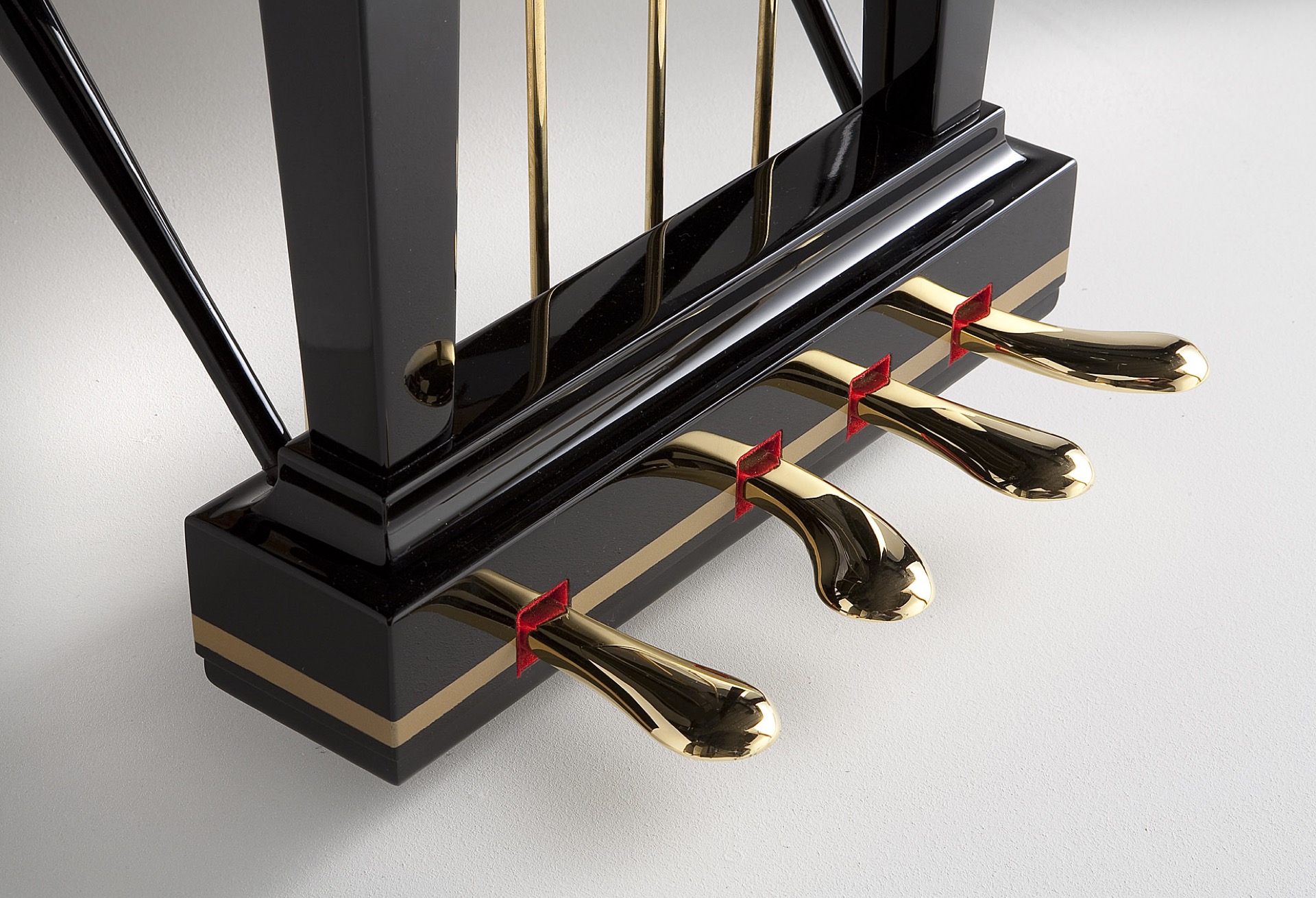 interno pianoforte a coda: dettaglio della base del pianoforte a coda con ruote color ottone e struttura nera laccata, Luxury, Design, Exclusive, Modern, Custom Made, Special, Beautiful