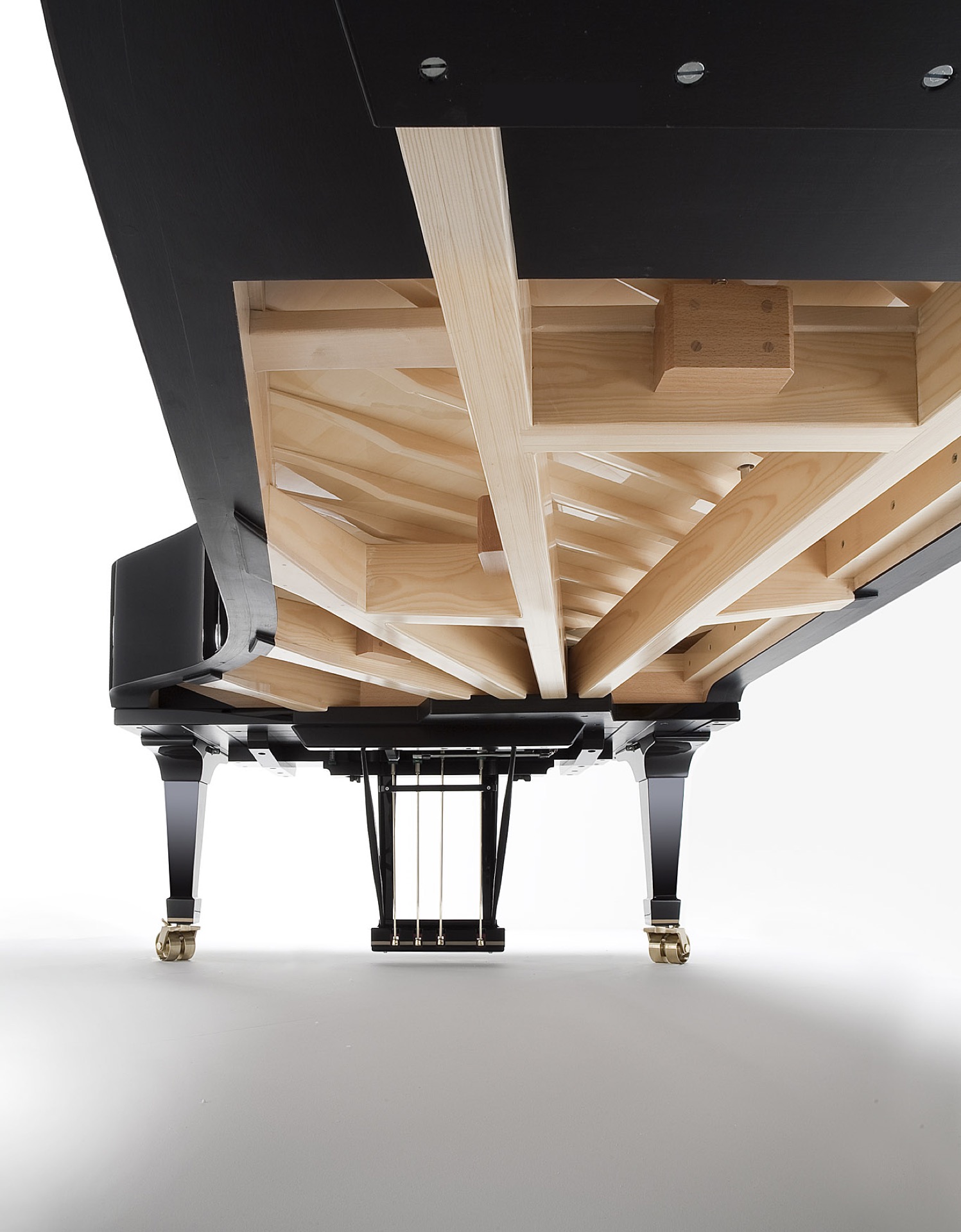 interno pianoforte a coda: dettaglio delle nervature in legno in un pianoforte a coda aperto con scocca esterna nera, Luxury, Design, Exclusive, Modern, Custom Made, Special, Beautiful