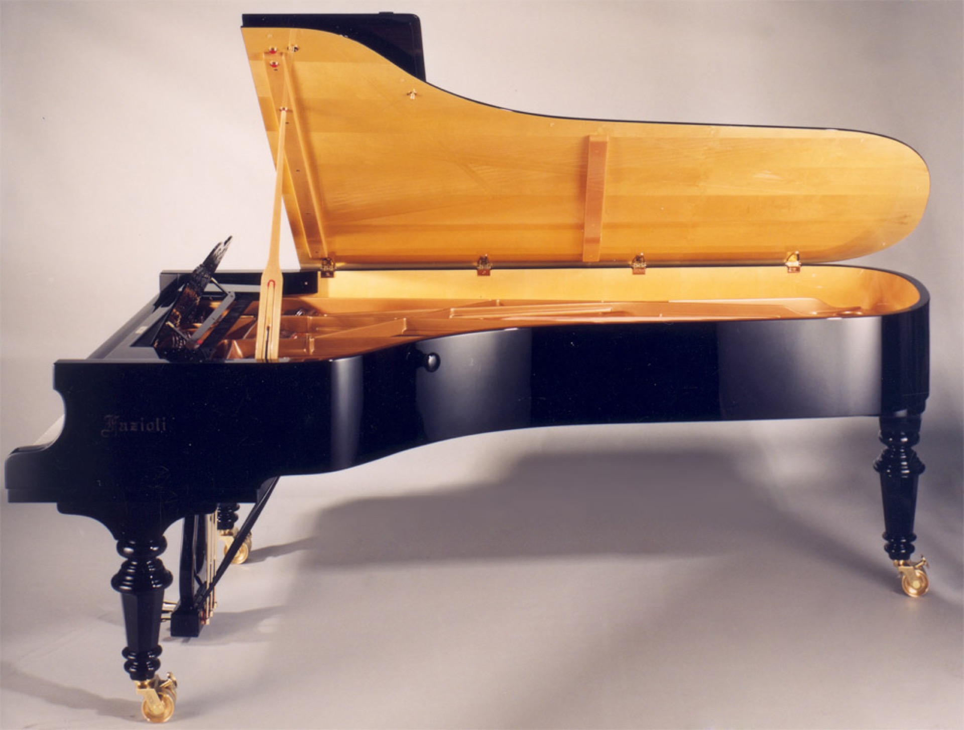 interno pianoforte a coda: pianoforte a coda con coperchio aperto e interno in tonalità di legno calde, foto studio, Luxury, Design, Exclusive, Modern, Custom Made, Special, Beautiful