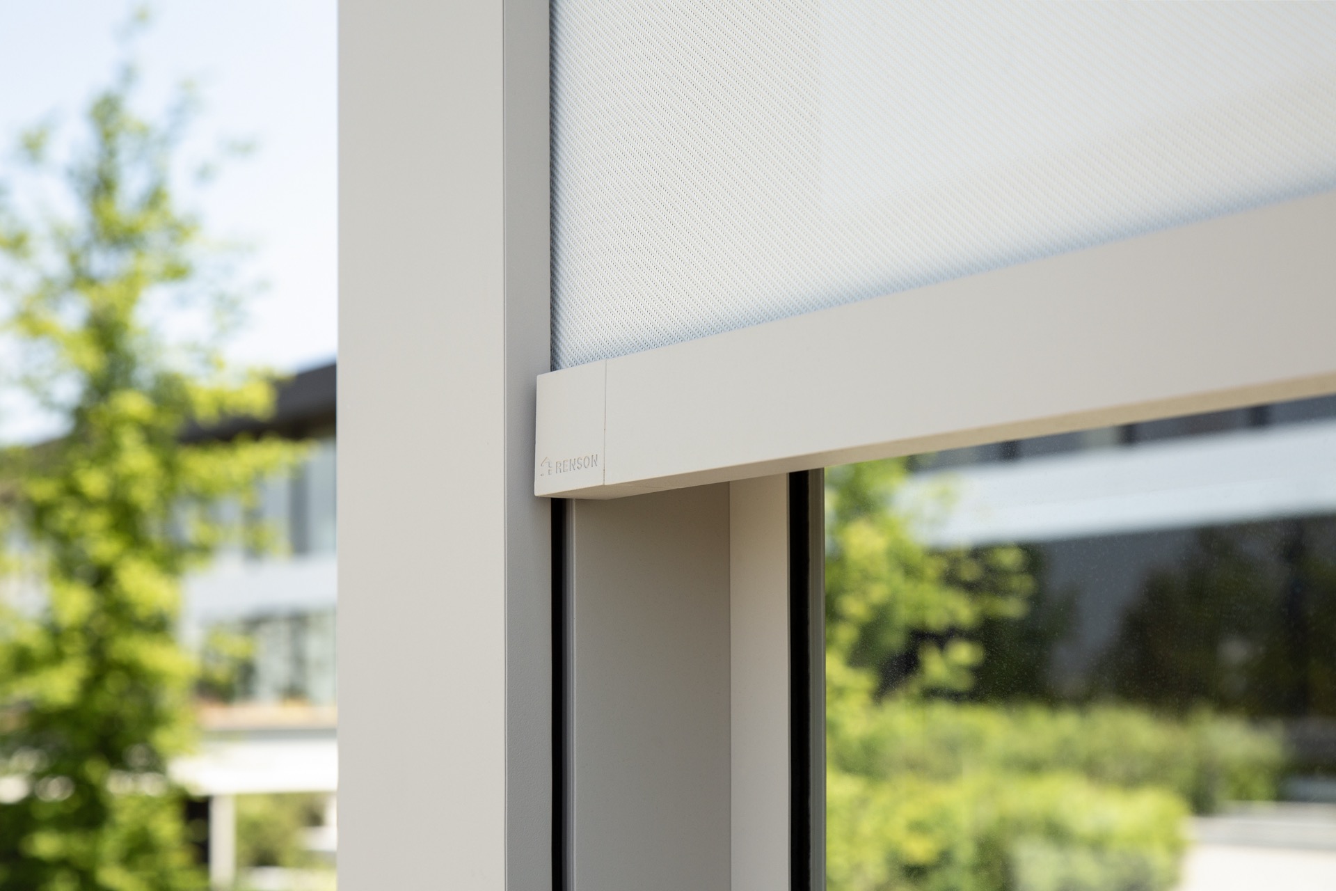 modernes Gartenhaus mit überdachter Terrasse: detail einer schlanken Außenverkleidung an einem Gartenanbau mit weißem Rahmen, Luxury, Design, Exclusive, Modern, Custom Made, Special, Beautiful